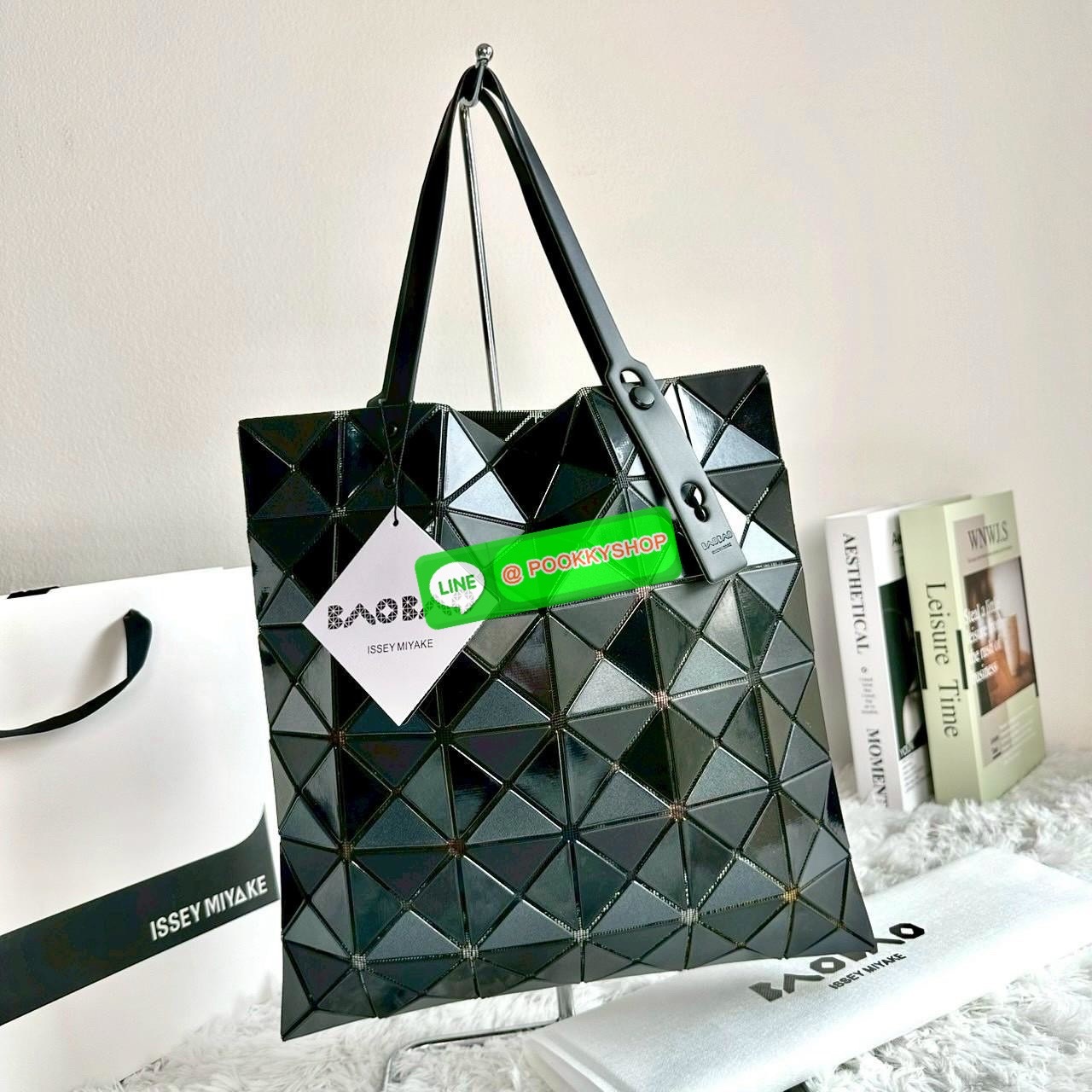 BAOBAO ISSEY MIYAKE QUATRO กระเป๋าไอคอนิกที่ไม่เคยตกเทรนด์! เรียบหรู แต่มีดีไซน์สะดุดตา โครงสร้างสามเหลี่ยมเอกลักษณ์เฉพาะของแบรนด์ ด้านในบุผ้า มีช่องซิปสำหรับเก็บของ น้ำหนักเบา สะพายสบาย ใส่ของได้เยอะมาก