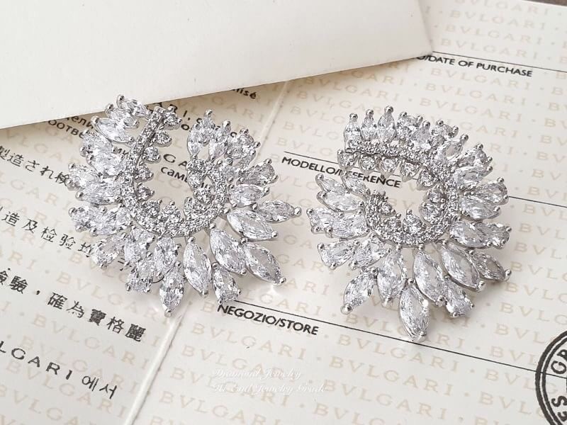 New Arrival !!!!!! Chopard Earring ต่างหูเพชร Chopard งานสวยมากกกกกก งานเพชร CZ แท้ เพชรมาคีสวยวิ้งกระจุยกระจายค่ะ ใช้แม่พิมต้นฉบับ งานเลอค่า ใส่ได้ตลอด ของจิงดูหรูดูแพงมากๆค่ะ ควรมีไว้ติดบ้านเลยนะสาวๆ