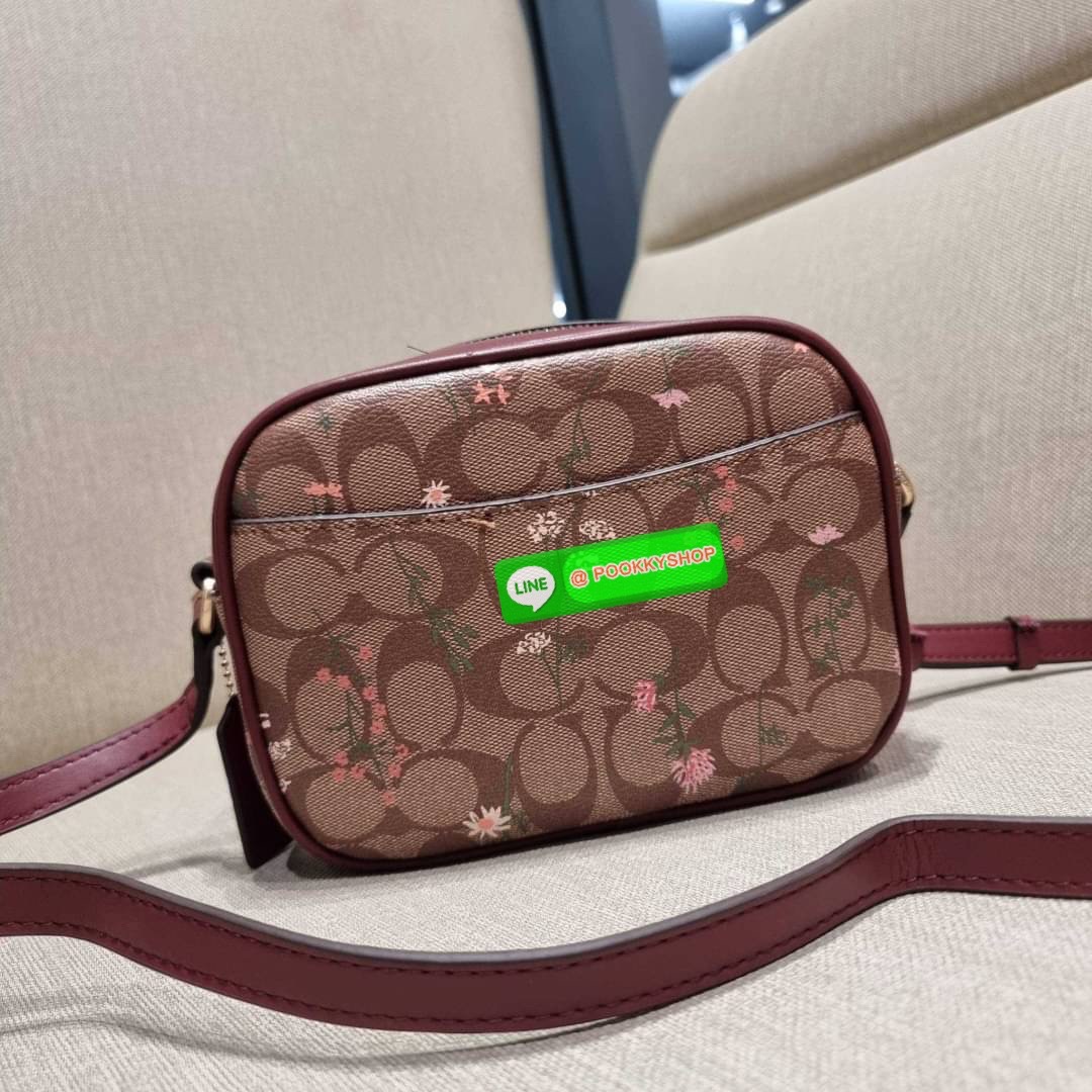 COACH CA719 MINI JAMIE CAMERA BAG IN SIGNATURE CANVAS WITH WILDFLOWER PRINT กระเป๋าสะพายข้าง สวยอยู่ทรง รอบนี้มาในไซน์มินิ ขนาดกำลังดี ดีไซน์น่ารักน่าใช้ ด้วยลายพริ้นท์คละรอบใบ วัสดุหนังแคนวาสเคลือบลาย เปิด-ปิดด้วยซิป ใช้งานสะดวก ภายในเป็นช่องโล่ง พกพาของ