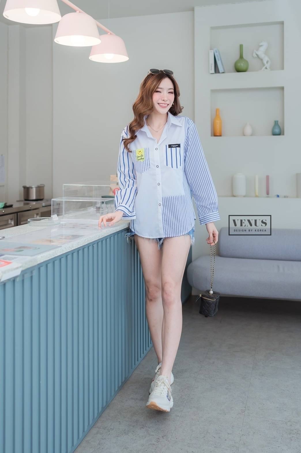 I'm Lady By Venus เสื้อเชิ๊ตสีพื้น แต่งแขนลายริ้ว แต่งกระเป๋า สลับลายกัน งานเก๋มากๆนะคะ เนื้อผ้าเชิ๊ตอย่างดีคะ แม๊ทกับกางเกงยีนขาสั้นก็สวยคะ