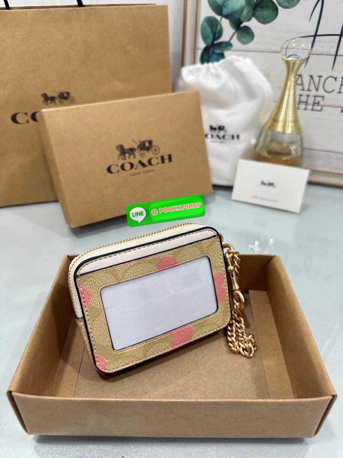 💗Coach C0058 Zip Card Case In Signature Canvas💗 กระเป๋าใบนี้นอกจากช่องใส่บัตรแล้ว ด้านหลังยังมีช่องสำหรับใส่ธนบัตรหรือเหรียญสามารถเปิดปิดได้ด้วยซิป เพิ่มลูกเล่นเป็นสายโซ่คล้องมือ หรือคล้องกับกระเป๋าก็ได้เช่นกัน ขนาดกะทัดรัด พกพาสะดวก การดู