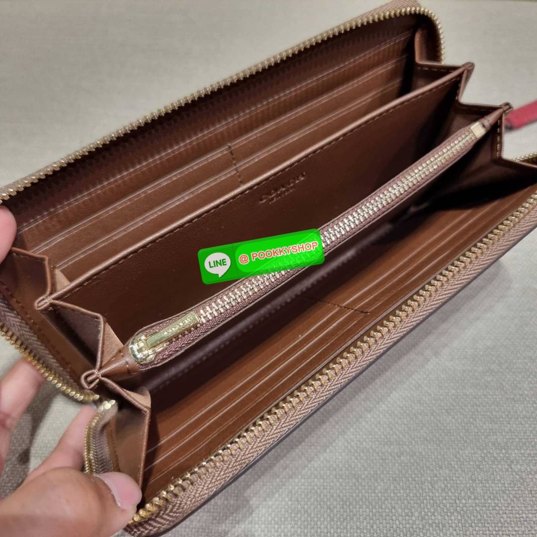 COACH C8736 LONG ZIP AROUND WALLET IN SIGNATURE CANVAS WITH WILDFLOWER PRINT น้องน่ารัก คอลใหม่ล่าสุด กระเป๋าสตางค์ใบยาวกึ่งคล้องมือ รุ่นขายดี มาในดีไซน์สุดคิ้วท์ น่าใช้!! วัสดุหนังแคนวาสเคลือบลาย มาพร้อมสายคล้องมือ ถอดออกได้ ภายในใส่บัตรได้เยอะ มีช่องซิป