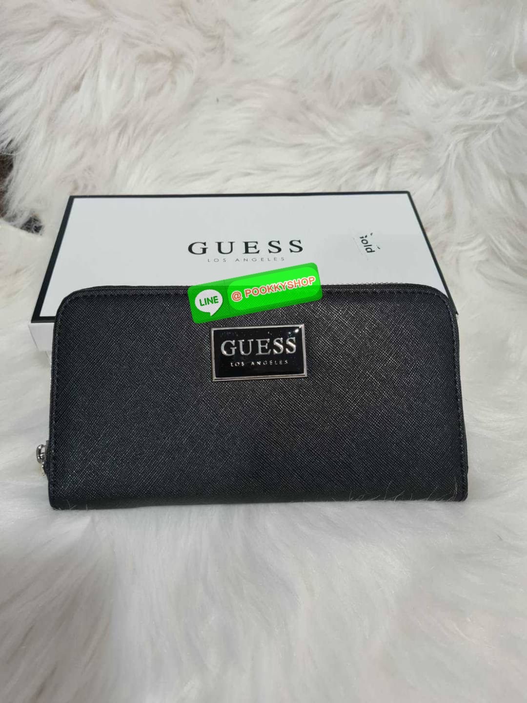 Guess Long Wallet กระเป๋าสตางค์ใบยาวสุดคลาสสิก วัสดุ Saffiano เปิด-ปิดกระเป๋าด้วยซิปสะดวกใช้ ด้านหน้าประดับโลโก้แบรนด์สุดหรู ด้านในมีช่องใส่ธนบัตรและช่องใส่การ์ดหลายช่อง ใบจริงสวยหรูราคาสุดคุ้มห้ามพลาดค่ะ พร้อมถุงผ้าแบรนด์+กล่อง
