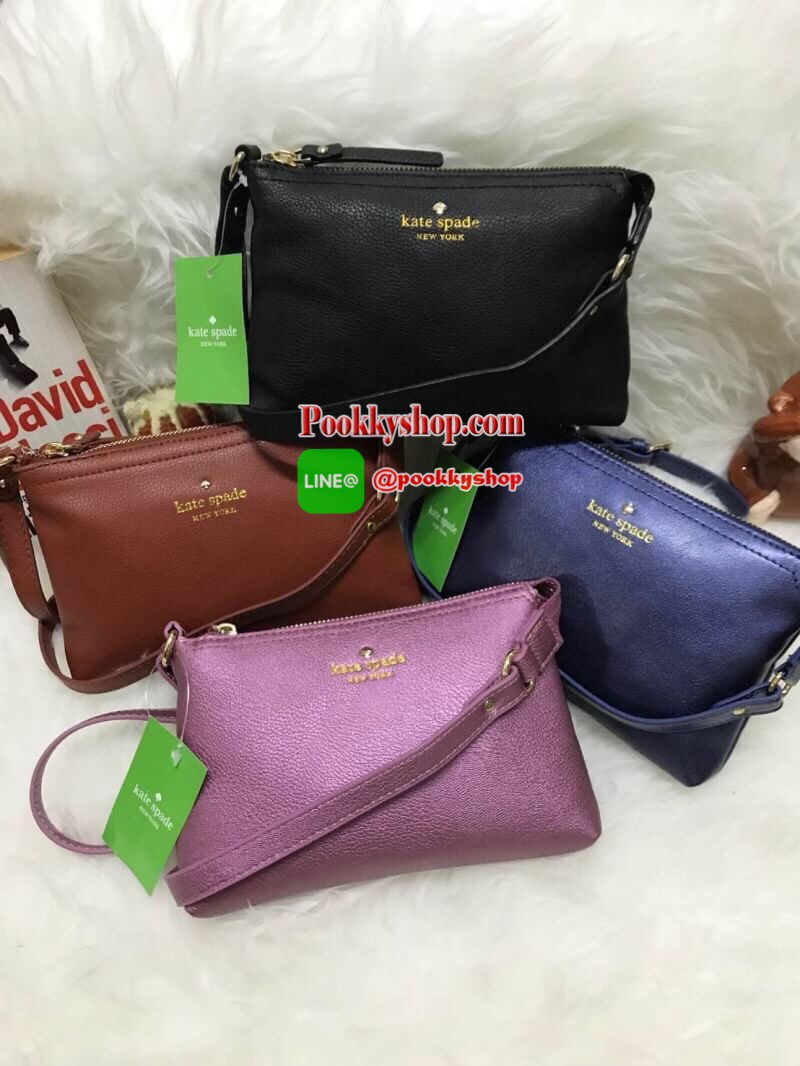 KATE SPADE MINI CROSSBODY BAG กระเป๋าสะพายข้างทรงครอสบอดี้ขนาดมินิ วัสดุหนังPu เปิดปิดด้วยซิปเดียวด้านบน ภายในสกรีนโลโก้แบรนด์ ในช่องใหญ่ยังมี1ช่องซิปเล็ก สามารถใส่ไอโฟนได้ กระเป๋าสตางค์สั้น และของจุกจิก มีความยาวสาย 109cm ปรับความยาวได้ ด้านหน้าปั้มโลโก้