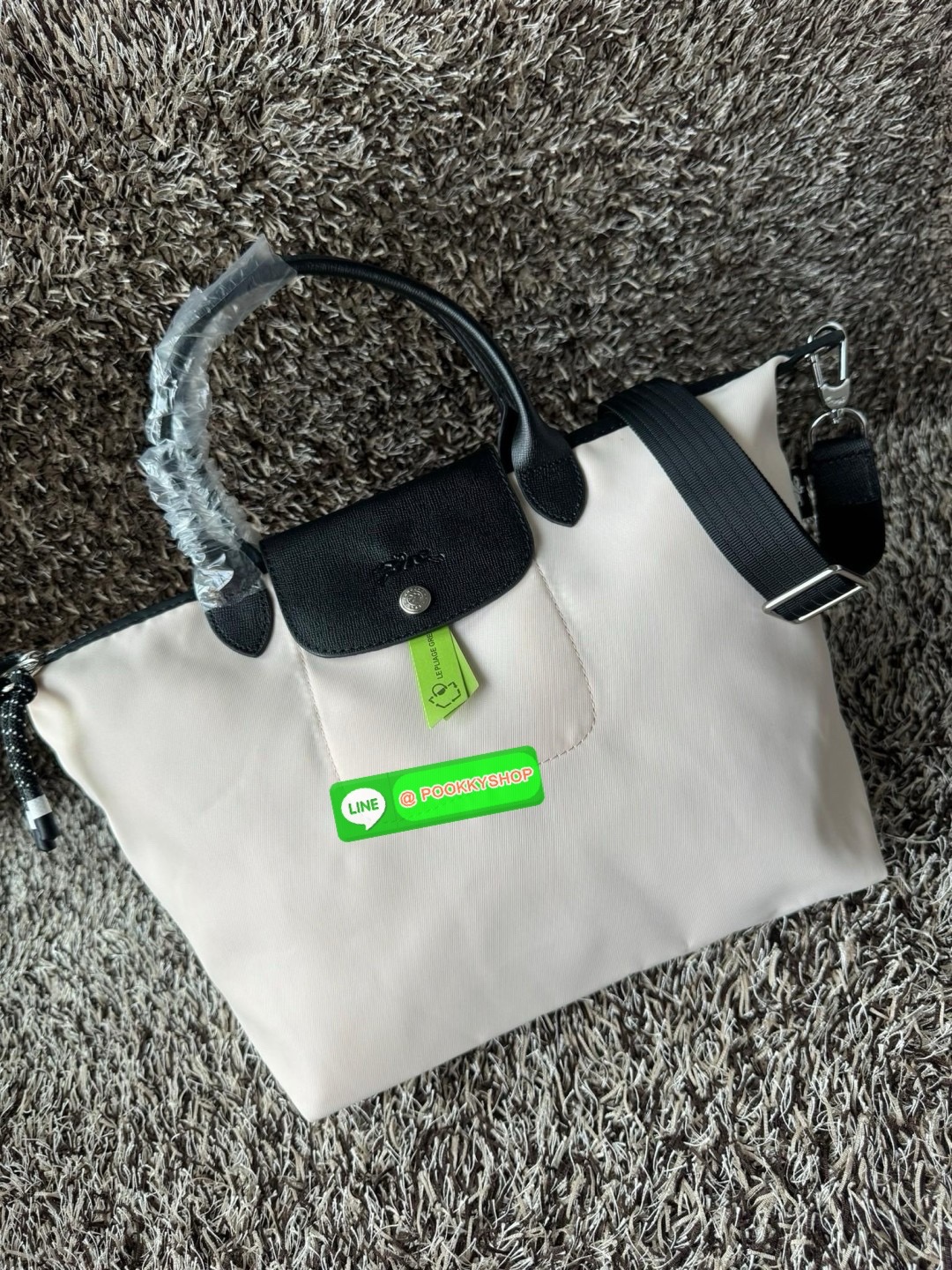 Large Longchamp LE PLIAGE ENERGY L HANDBAG LE PLIAGE รีไซเคิล ECONYLสไตล์สปอร์ต ทันสมัย และใช้งานได้จริง น้ําหนักเบา กระเป๋าใบนี้เป็นเครื่องประดับที่มีเสน่ห์ในอุดมคติที่จะติดตามคุณในทุกกิจกรรมยามเย็นของคุณ มาพร้อมกับสายสะพายไหล่ปรับได้ สามารถพกพาได้ ทั้งแ