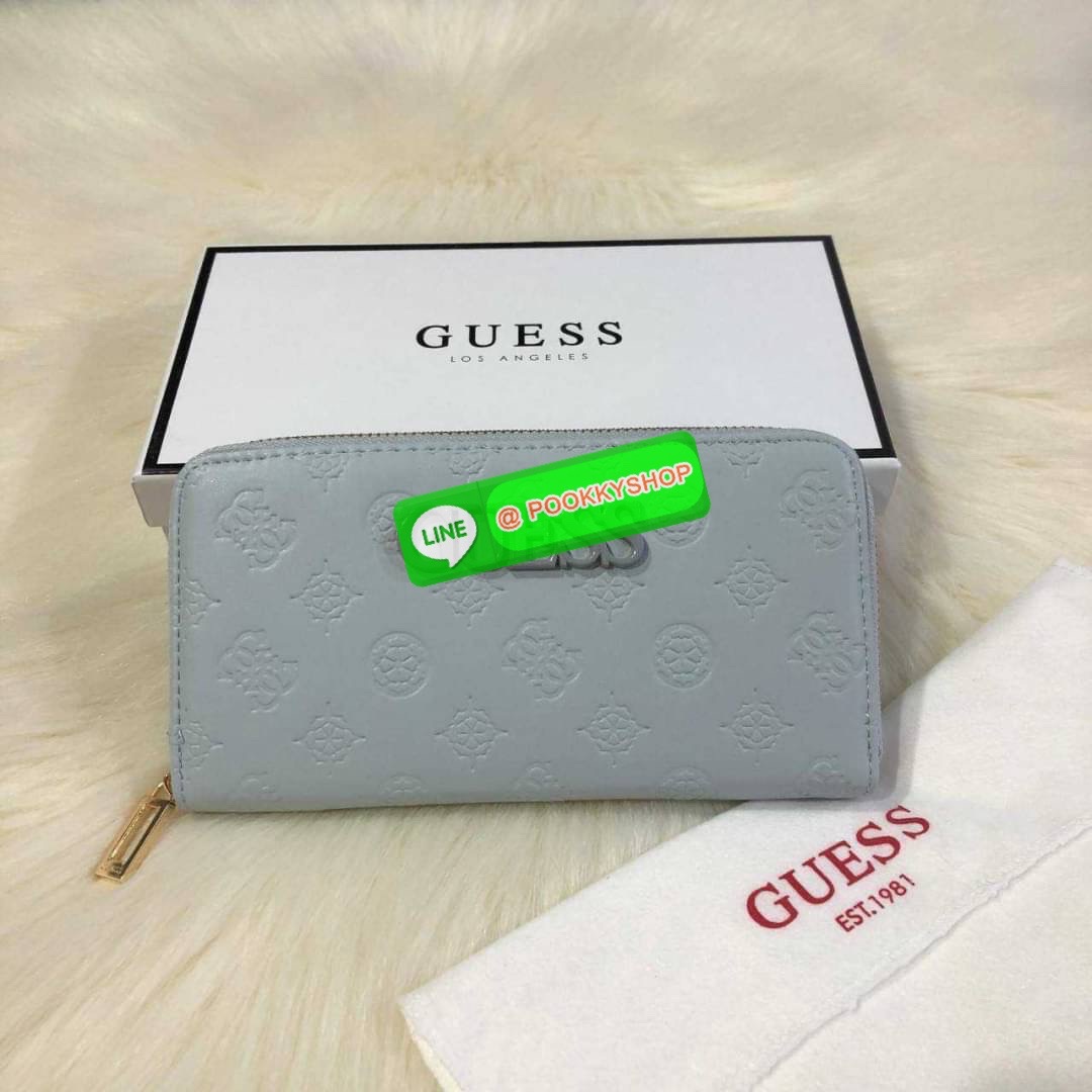 GUESS WOMEN'S LONG WALLET กระเป๋าสตางค์ใบยาว สวยมากค่ะ เปิดปิดด้วยซิป ด้านหน้าประดับโลโก้แบรนด์ ด้านหลังมีช่องซิป หัวซิปแบรนด์ทุกจุด ภายในมีช่องใส่ธนบัตรแบงก์พัน ช่องซิปกลางและช่องใส่บัตรหลายช่องสวยน่าใช้ทุกสีค่ะ มาพร้อมกล่องกระดาษแบรนด์และถุงผ้ามอบเ