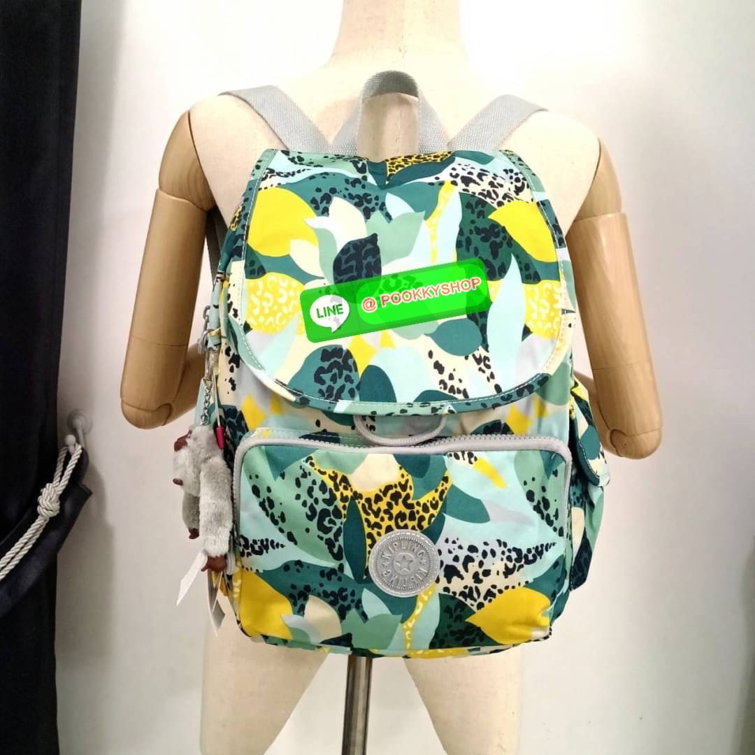 Kipling City Pack Medium Backpack กระเป๋าเป้ Kipling ขนาดกลาง วัสดุ Polyester 100% มีหูหิ้วด้านบน -ด้านหลัง มีซิปหลัง 1ช่องลึก -ด้านข้างมีช่องใส่ของเล็กน้อยทั้ง 2 ด้าน เปิด-ปิด ด้วยกระดุมแม่เหล็ก -ด้านหน้ามีช่องซิปใส่ของแยก 1 ช่อง และ ช่องปรับขนาดด้วยสายล