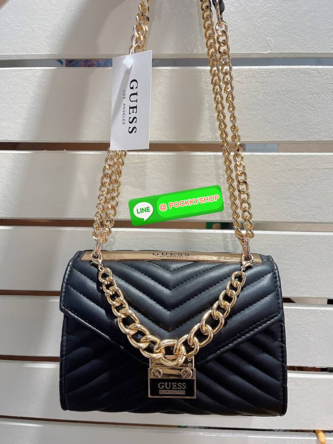 GUESS กระเป๋าสะพายทรงน่ารัก สวยอยู่ทรง ขนาดกำลังดี น้ำหนักเบา ด้านหน้ามีโลโก้แบรนด์อะไหล่ทอง โซ่ห้อยด้านหน้าไม่ชอบ สามารถถอดได้ เปิดปิดด้วยกระดุมแม่เหล็กสะดวกใช้ ภายในมี 1 ช่องย่อย และ 1 ช่องซิปเล็ก
