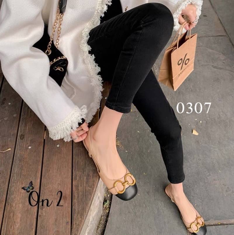 พร้อมส่งรองเท้าหัวคัชชูเปิดหลังรัดข้อเท้า หน้าแต่งอะไหล่ทองเหลือง สไตล์แบรนด์ส้นเป็นอะไหล่ทองสวยหรู สายรับปรับได้ คู่นี้ใส่แมทกับชุดได้ง่ายทั้งกางเกงและกระโปรงได้หมดทรงสวย