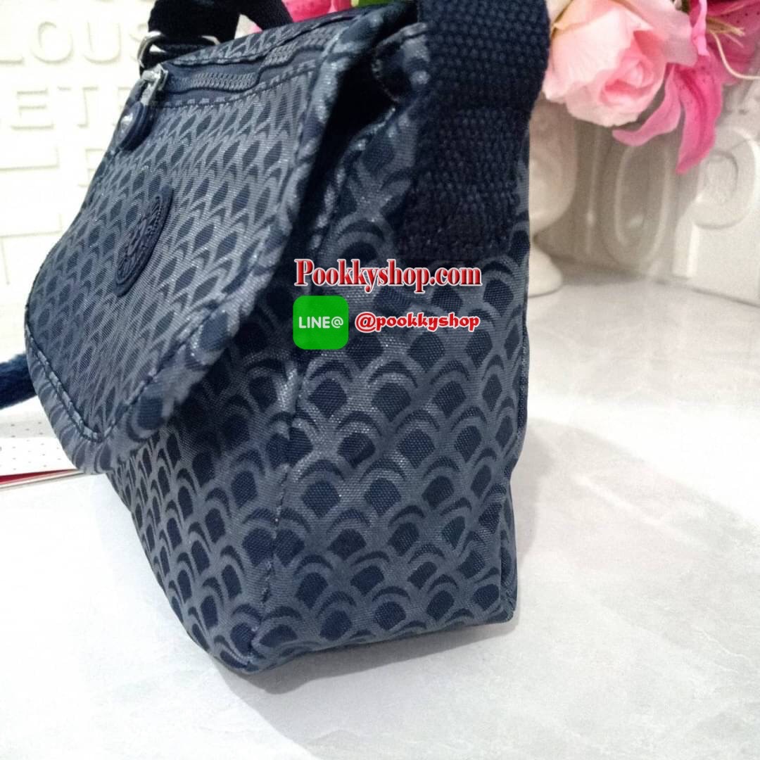 KIPLING SABIAN CROSSBODY MINI BAG กระเป๋าสะพายข้าง วัสดุ Nylon&Polyester 100% ขนาดเล็กกำลังน่ารัก เปิด-ปิดด้วยฝาปิดกระดุมแม่เหล็กและซิปแบรนด์ ด้านในทีแท็กแบรนด์ -ด้านหน้าฝาบนมี1ช่อง ขนาดตามโค้งฝาหน้า -ด้านหลังมีอีก 1 ช่องลึกถึงฐาน -ด้านในมี 1 ช่องหลัก เปิ