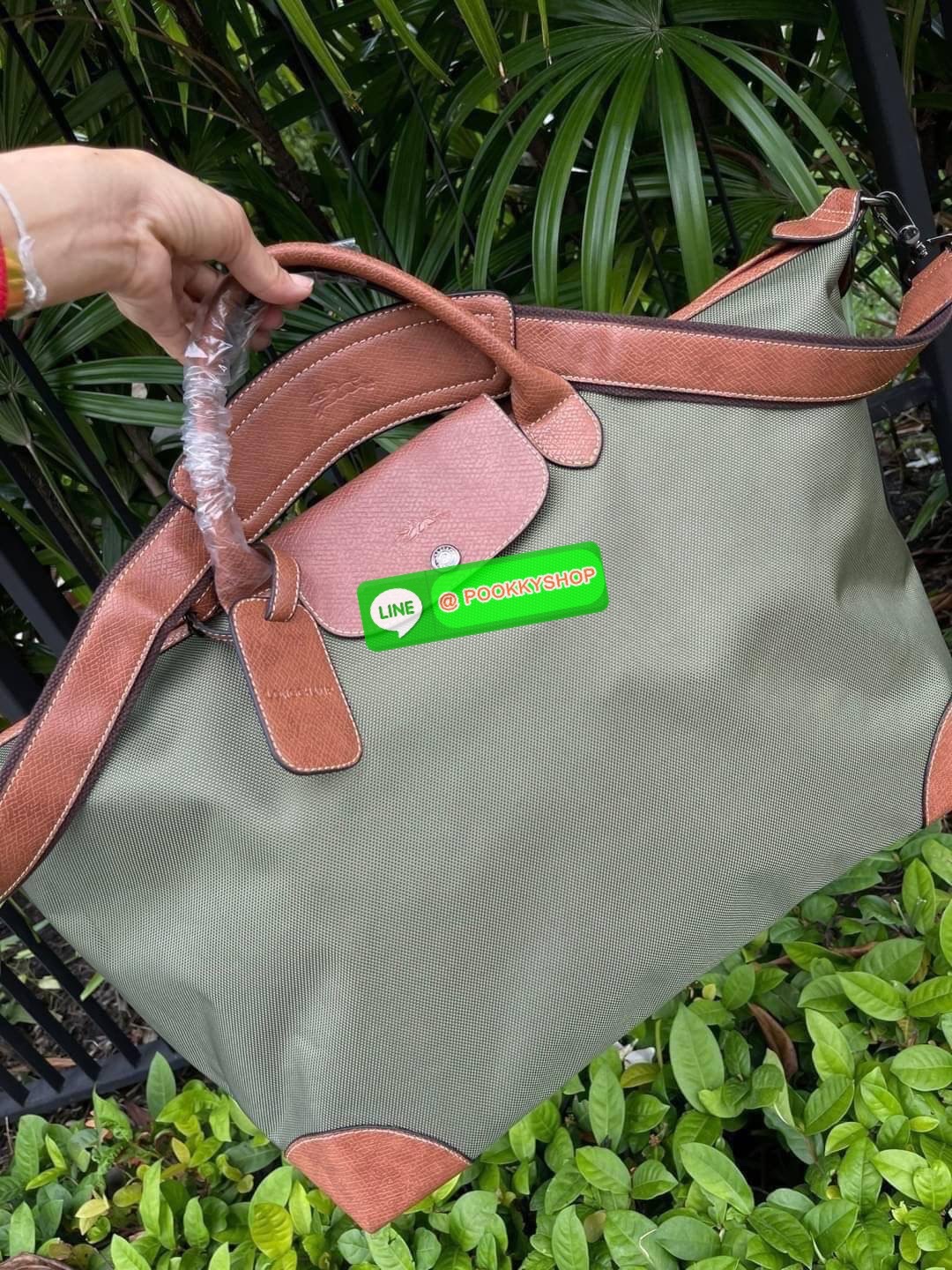 💕 LONGCHAMP BOXFORD TRAVEL BAG L กระเป๋าเดินทางขนาดใหญ่ มาพร้อมสายสะพายที่สามารถถอดได้ ให้คุณเลือกสะพายไหล่หรือถือได้ มีซิปรูดเปิดปิดกระเป๋าที่ให้คุณมั่นใจได้ว่าคุณจัดเก็บไอเท็มของคุณได้อย่างมิดชิด บ็อคฟอร์ด (BOXFORD) สะท้อนความเป็นเอกลักษณ์ของแบร