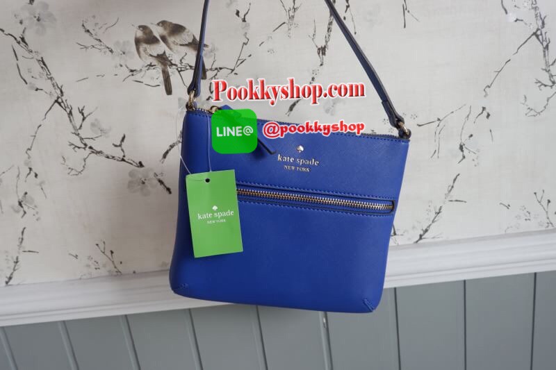 Kate Spade new york saffiano crossbody bag ด้านหน้ามีหนึ่งช่องซิปสำหรับใส่มือถือหรือของจุกจิก เปิดปิดกระเป๋าช่องหลักแบบซิป ด้านในโล่ง มีช่องให้ใส่ของจุกจิกหนึ่งช่อง สายสะพายถอดไม่ได้ เลื่อนปรับระดับได้