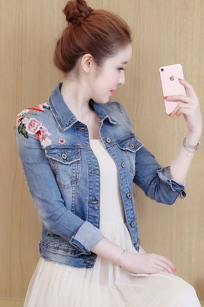 เสื้อผ้าแฟชั่นนำเข้า : แจ็คเก็ตยีนส์ พร้อมส่ง สีฟ้า แขนยาว คอปก แบบติดกระดุม แต่งลายปักดอกไม้ตรงหัวไหล่ด้านขวาเก๋ ยีนส์มีความยืดหยุ่นได้ค่ะ น่ารัก แฟชั่นมาใหม่สไตล์เกาหลี