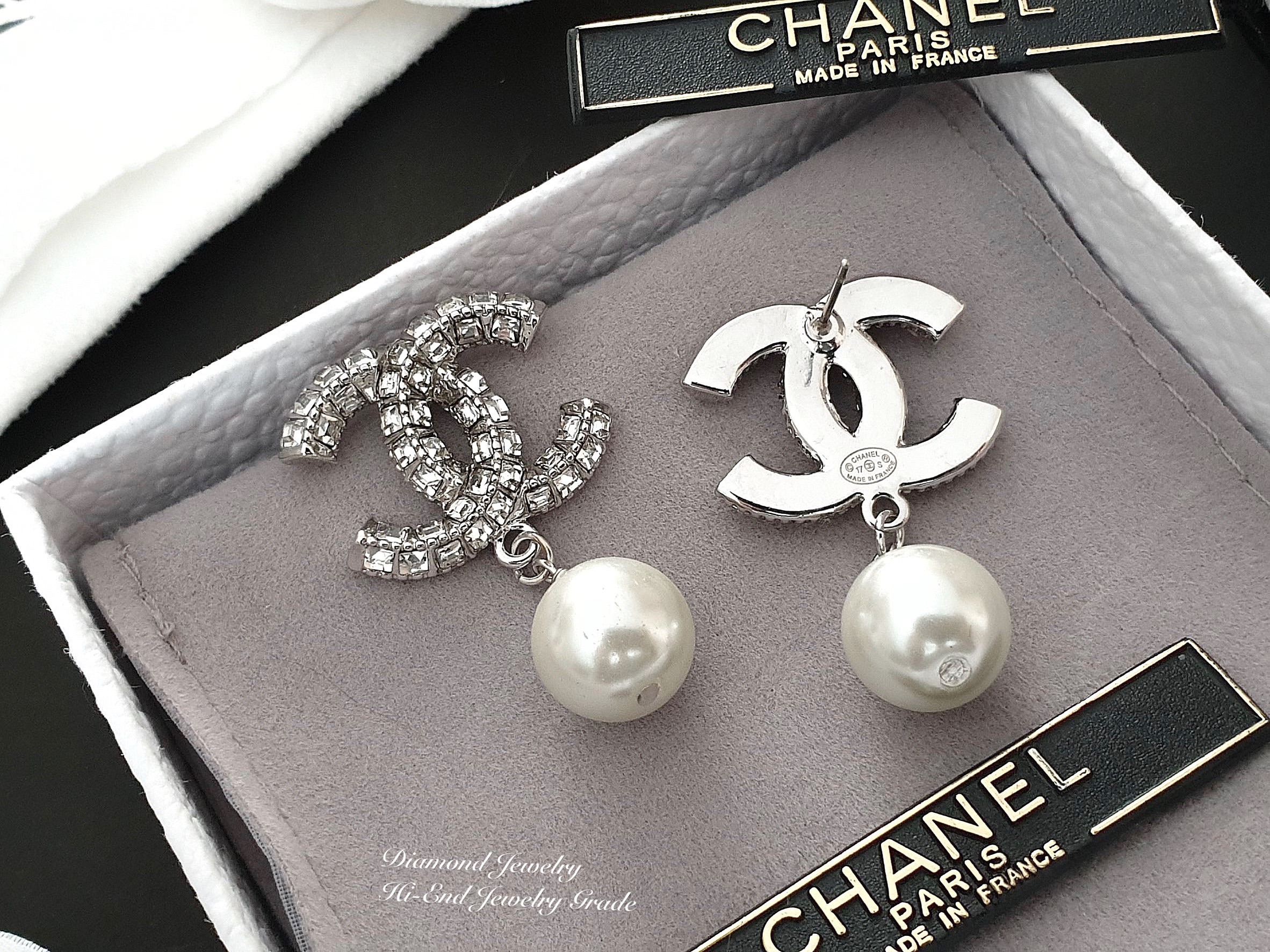 Super Hi-End Quality !!!! ((งาน 1:1 เหมือนในช็อปมากที่สุดในท้องตลาด)) Chanel Earring ต่างหูมุกชาแนลงาน 1:1 เหมือนของแท้เป๊ะๆค่ะ รับรองงานสวยมากกกกก ดูหรู ดูผู้ดีสุดๆ งานดี ตัวเรือนคุณภาพดีมากๆมากๆคะรับประกันความพอใจเลยค่ะ ตัวเรือนสีเงินเงา ไฮโซมากค่ะ คอนเ