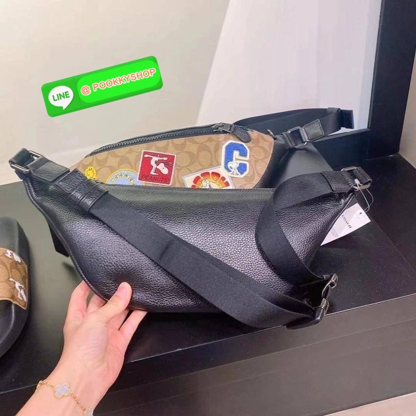 COACH C4028 COACH x PEANUTS WARREN BELT BAG IN SIGNATURE CANVAS WITH VARSITY PATCHES กระเป๋าคาดอกไซส์ใหญ่ คอลเลคชั่นยอดฮิต!! เป็นรุ่นสุดยอดของความคลาสสิค ขนาดสะพายกำลังเท่ คูลๆ ใช้งานง่าย ได้ทั้งหนุ่มๆและสาวๆ วัสดุหนังแคนวาสเคลือบลายสลับหนัง pepble น่าใช้