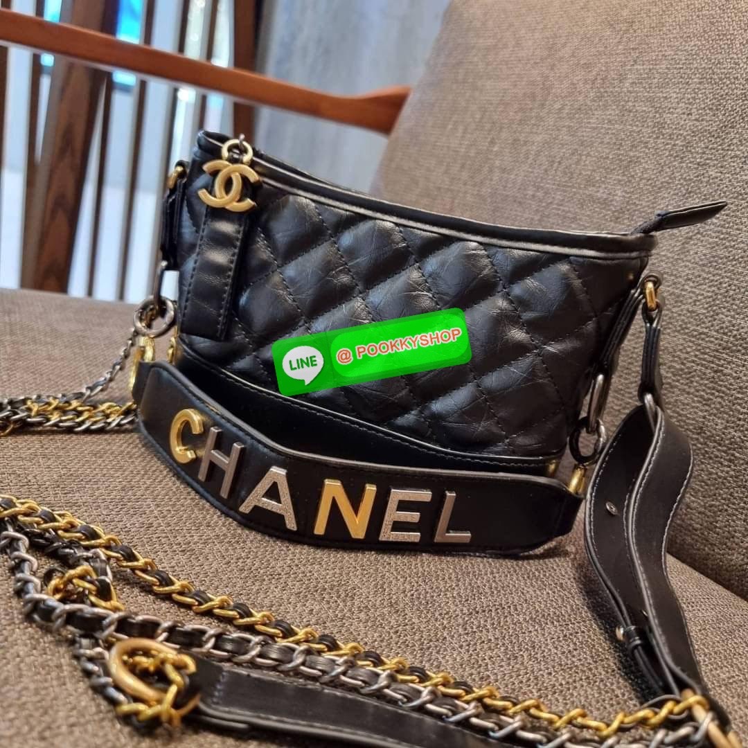 RESTOCK!! LIMITED SHOULDER BAG พรีเมี่ยมกิ๊ฟ Chanel ไซส์คลาสสิค กระเป๋าสะพายข้าง/ไหล่ หนังสังเคราะห์ นิ่ม หรู มาพร้อมพวงกุญแจสัญลักษณ์แบรนด์ พิเศษ!! สายคล้อง jumbo font เพิ่มดีเทลความแพง อะไหล่พร้อมโซ่สะพายสีทองสลับสีเงินรมดำ สามารถสะพาย crossbody หรือสะพ