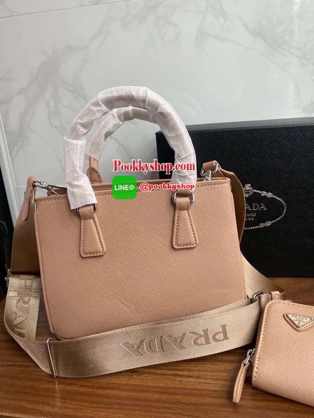 Prada กระเป๋าถือหรือสะพายอเนกประสงค์ วัสดุหนังสวยอยู่ทรงขนาดกำลังดีน้ำหนักเบา ดีไซน์สวยเก๋ที่หูหิ้วกระเป๋า โลโก้แบรนด์อะไหล่หรู หูจับแข็งแรงพับลงได้สะดวกใช้หัวซิปแบรนด์ ภายในมีโลโก้ ช่องซิป ช่องใส่มือถือ สามารถใส่กระเป๋าสตางค์ใบยาว ipad mini ของใช้จุกจิกไ