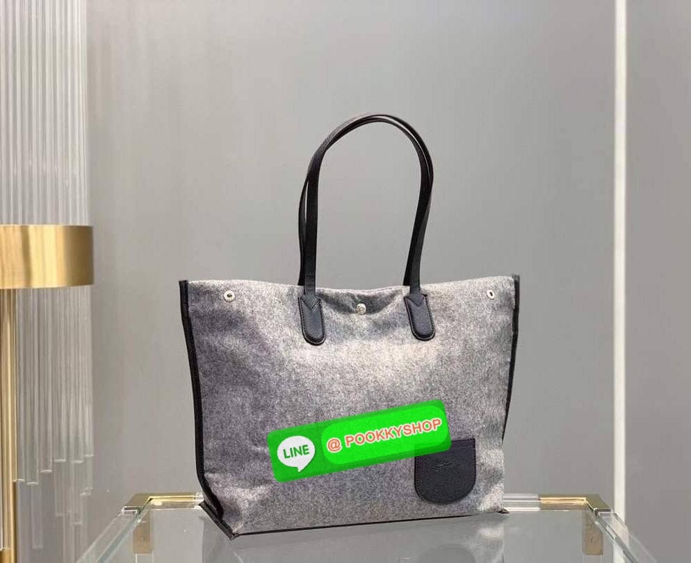 LongChamp Roseau Essential Shoppimg Bag L กระเป๋าTote วัสดุผ้าขนสัตว์ ซับในผ้าฝ้ายที่จับด้านบนหนังวัว กระเป๋าสะพายใบนี้มีขนาดพอเหมาะ กว้างพอที่จะใส่เอกสารทั้งหมดของคุณและจะไปกับคุณตลอดทั้งวัน! น้ำหนักเบา ปิดด้วย ระบบยึดสแน็ปอิน หรูหรา เหนือกาลเวลา และเปี่