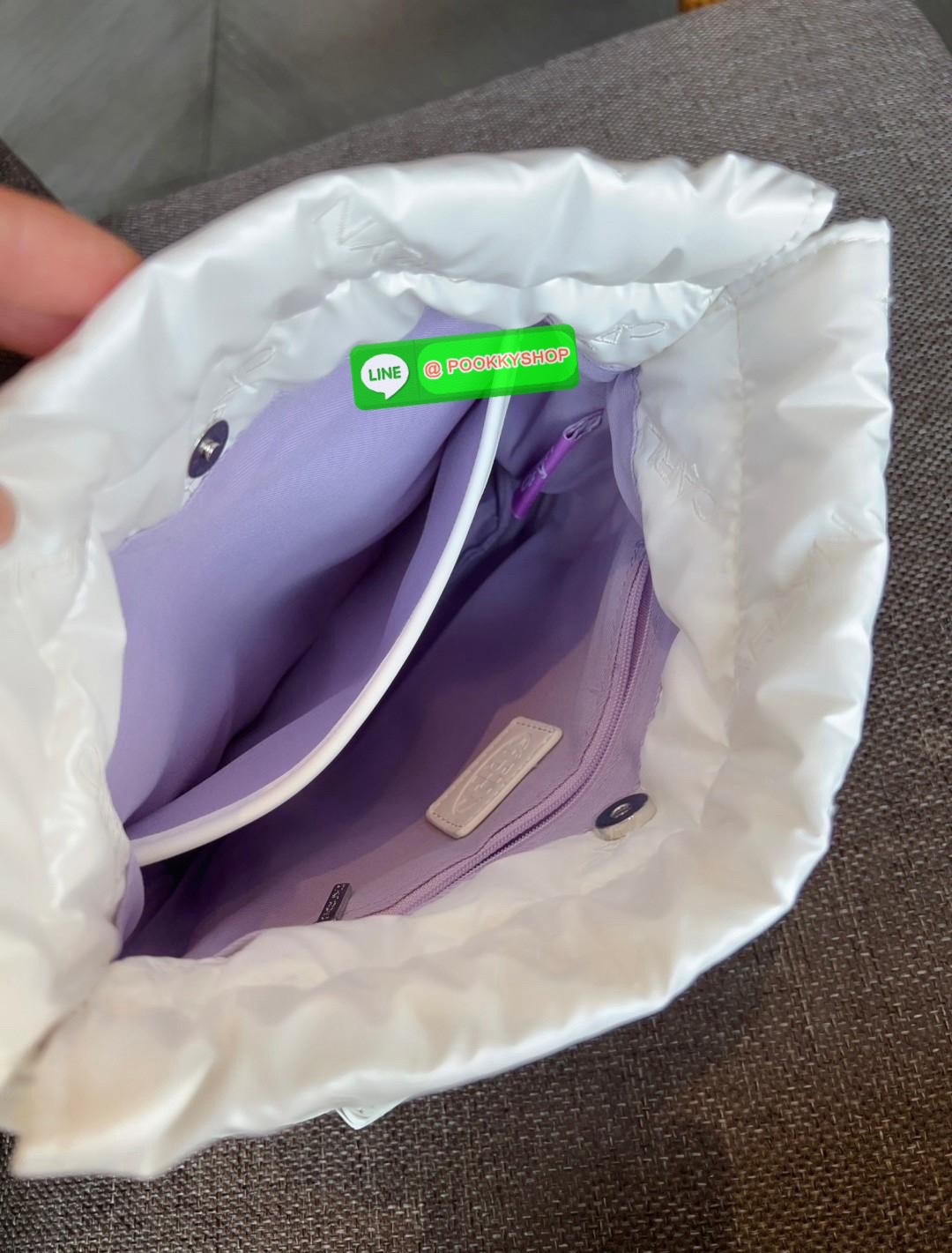 CARLYN TWEE MINI BAG #ไม่มินิตามชื่อจ้าา😘 💌พร้อมส่ง!สวยฉ่ำๆทุกสี ไม่มีไม่ได้แล้วจ้าา📌 ✔️กระเป๋าวัสดุไนล่อนอย่างดี นิ่มฟู ปักลายแบรนด์อันเป็นสัญลักษณ์ของรุ่นทั้งใบสวยงามค่ะ