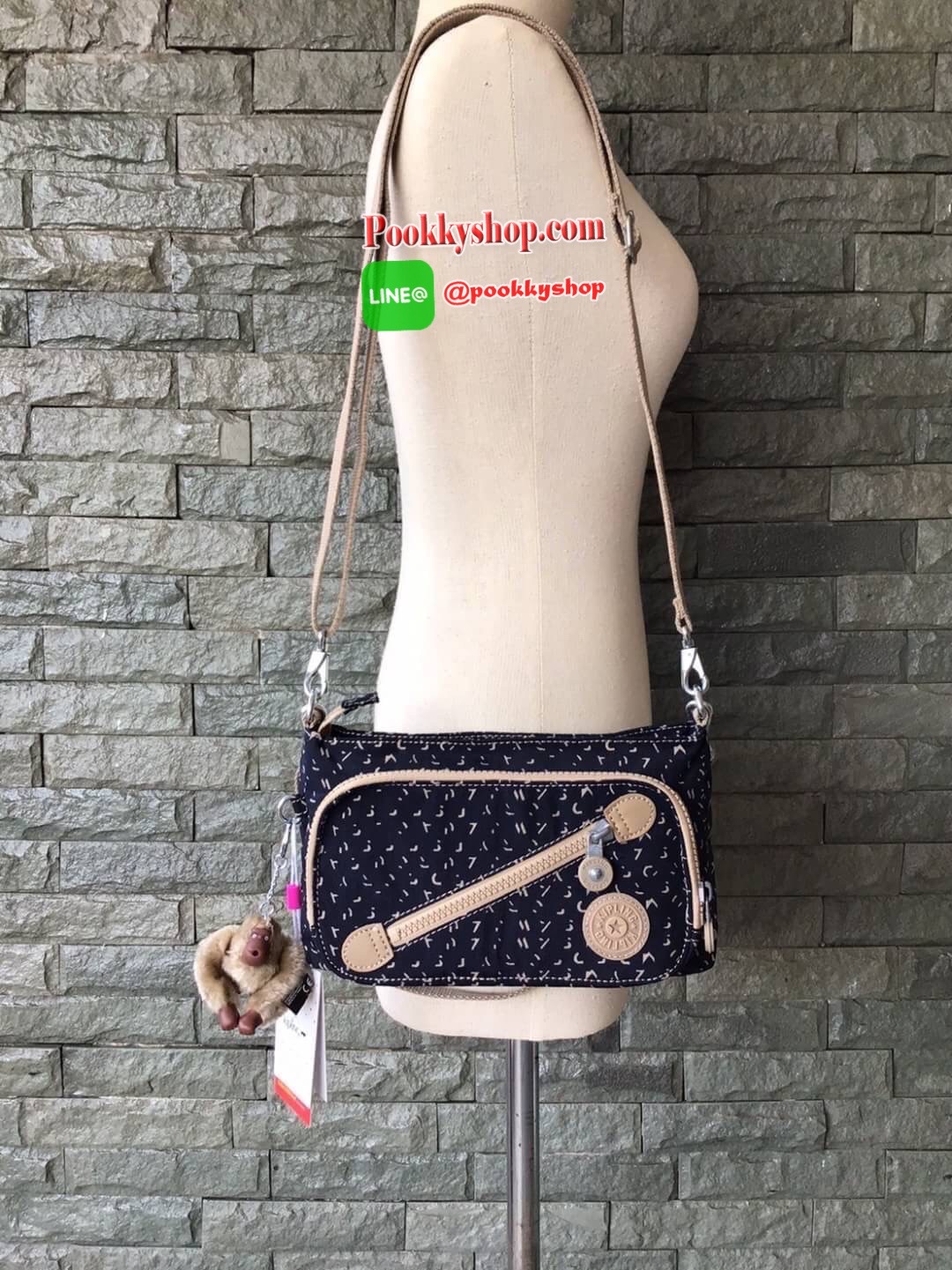 Kipling milos crossbody bag (K13696) กระเป๋าสะพายข้าง crossbody ขนาดกำลังดี มี 2 สาย สายสะพายสั้น ถือเป็นทรงพอรช์(pochette)ถอดเปลี่ยนสลับกับสายยาวได้ มีช่องซิปใช้งาน3ช่อง 2ช่องใหญ่ภายในมีเล็กแยกเป็นสัดส่วน ใส่มินิไอแพค กระเป๋าสตางค์ยาวได้ ด้านหน้ามีช่องซิ