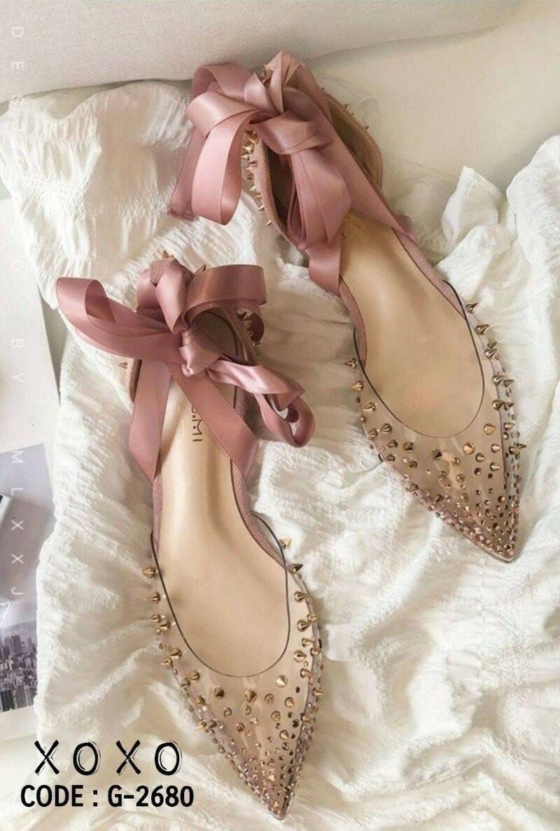 สินค้าพร้อมส่ง คัชชู สวม หน้าวี ใส่แล้วขาดูเรียวยาว มีมิติ สวมใส่ง่าย วัสดุพลาสติกอย่างดี นุ่ม แต่งหมุดหนาม สวยงามตามภาพ เก๋ๆ กับริบบิ้นไว้ใส่ผูกข้อเท้า