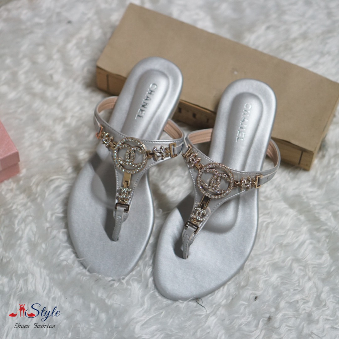 พร้อมส่ง รองเท้าแตะลำลอง แบบหูหนีบ วัสดุทำจากหนังนิ่ม งานเย็บดี นิ่ม เบา ใส่สบายมาก พื้นอย่างดี ใส่แล้วสวยฝุดๆ ใส่ได้ทุกโอกาส สาวควรมีไว้ติดบ้านสักคู่น๊าาา...