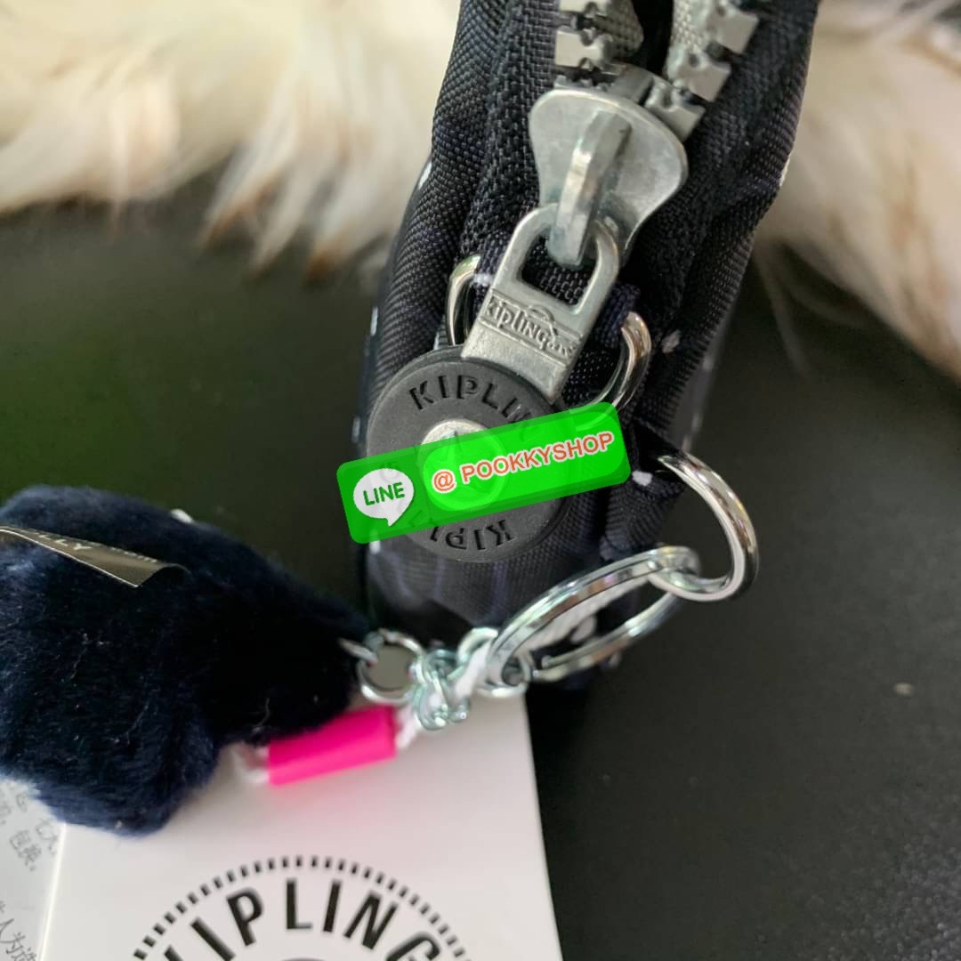 KIPLING 3 Monkey program Seoul up clutch & sling bag กระเป๋าคล้องมือ หรือ สะพายข้าง ขนาดเล็ก วัสดุ Nylon & Polyester 100% ใช้งานได้ 2 รูปแบบ มีสายสลับเปลี่ยนได้ทั้งแบบคล้องมือหรือสะพายข้าง เปิด-ปิดด้วยซิป ช่องหลักโล่ง มีช่องใส่บัตรด้านข้าง 6 ช่อง และช่องด