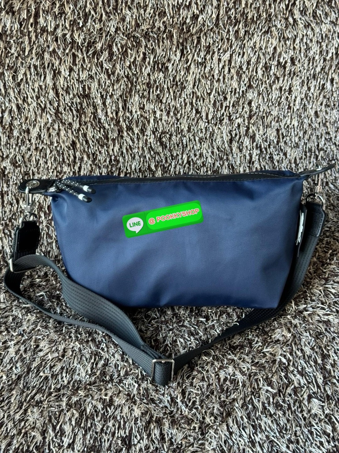 Longchamp LE PLIAGE ENERGY M YOGA BAG คอลเลกชั่นสุดเก๋ของ Longchamp ที่ซึ่งเป็นอีกหนึ่งแฟชั่นมาบรรจบกับกีฬา ออกแบบด้วยรูปแบบการเคลื่อนไหว ประสิทธิภาพ และความทนทานที่หลากหลาย ผลิตด้วยผ้าโพลีเอไมด์รีไซเคิลที่ผ่านการรับรอง ECONYL หัวซิปกันน้ำ มีให้เลือกหลายส