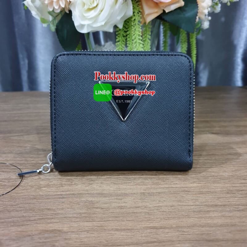 พร้อมส่งรุ่นหายาก! GUESS FACTORY WOMEN'S ZIP AROUND SHORT WALLET กระเป๋าสตางค์สั้นพับ2ตอนซิปรอบหนัง Saffiano ด้านหน้าประดับโลโก้แบรนด์สวยหรู ภายในมีช่องใส่ธนบัตร ใส่แบงก์พัน ช่องใส่เหรียญ และช่องใส่บัตรหลายช่อง ตัวจริงสวยน่าใช้ ภาพถ่ายจากสินค้าจริงค่