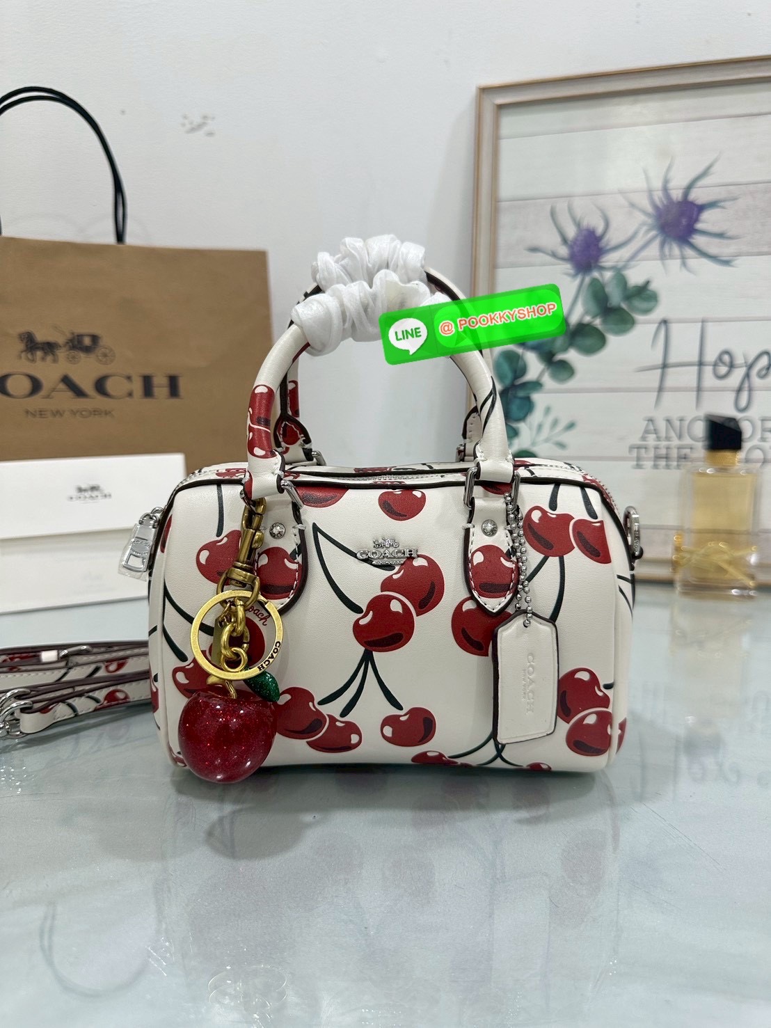 🍒 Coach CY745 – Mini Rowan Crossbody Bag With Cherry Print ใบจิ๋วแต่น่ารักที่สุดในโต๊ะวันนี้ สดใสขี้เล่น สะพายเมื่อไหร่…ก็น่ามองเสมอ “หวานแบบเด็กผู้หญิง สดใสแบบผู้หญิงเก่ง และซ่อนความขี้เล่นไว้ในใบเดียว”Coach Mini Rowan รุ่นพิเศษพิมพ์ลาย Cherry ทั