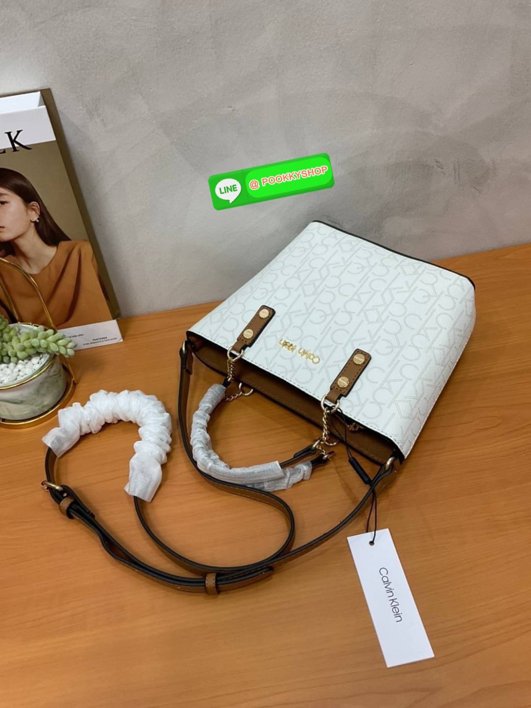 Calvin Klein Monogram Shopping Bag คอลเลคชั่นใหม่ล่าสุด ของมันต้องมี สวยหรูดูแพงมาก สำหรับรุ่นนี้!!! กระเป๋าถือ/สะพาย Crossbody รุ่นใหม่ชนช้อป รุ่นยอดนิยม วัสดุ PVC คุณภาพดี น้ำหนักเบา ด้านหน้าประดับด้วยโลโก้แบรนด์ ตัวกระเป๋าลาย monogram สวยหรู รอบใบ มาพร