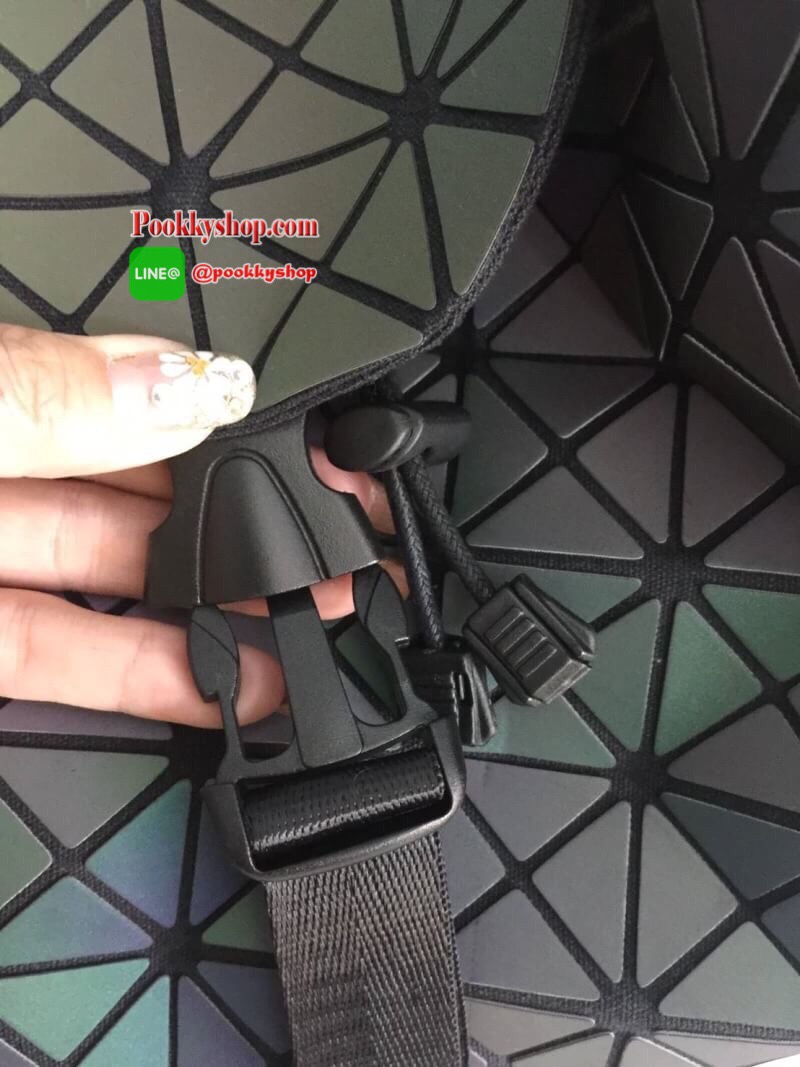กระเป๋าเป้ Bao Bao Backpack. Geometric Backpack Luminous Backpacks Holographic Reflective Bag Shard Lattice Luminous Rucksack Lingge ใบใหญ่จุของได้เยอะ นำ้หนักเบา ตามสไตล์ BAO BAO ISSEY MIYAKE เปลี่ยนสีได้แสงแฟลช หรือแสงไฟ สะพายเก๋ๆ ใช้งานได้คล่องตัว วัสด