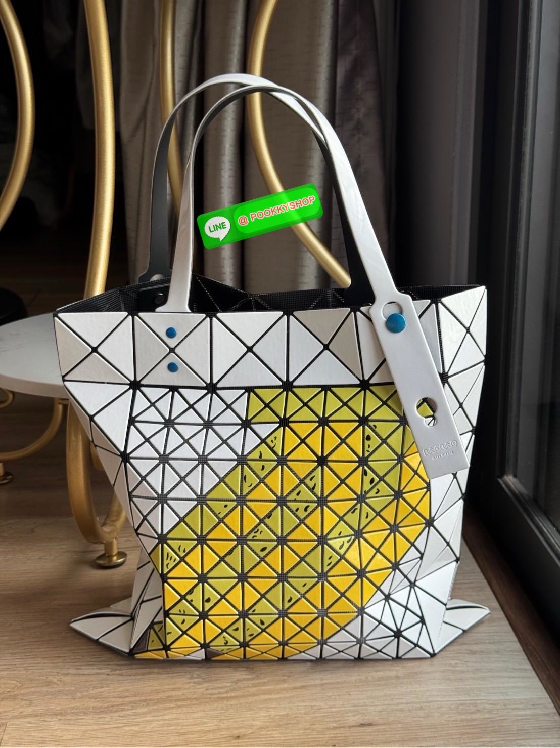 Baobao issey miyake Fruit กระเป๋าโท้ทซีรีย์รุ่นนี้มีลวดลายผลไม้น่ารัก ชิ้นส่วนตรงกลางถูกแทนที่ด้วยชิ้นส่วนต่างๆ ทําให้เกิดลวดลายดูมีมิติ เป็นขนาดที่เหมาะกับเอกสาร A4 และแล็ปท็อปขนาด 13 นิ้ว นอกจากนี้ยังมีกระเป๋าซิปด้านในที่สะดวกสําหรับจัดเก็บสิ่งของมีค่า