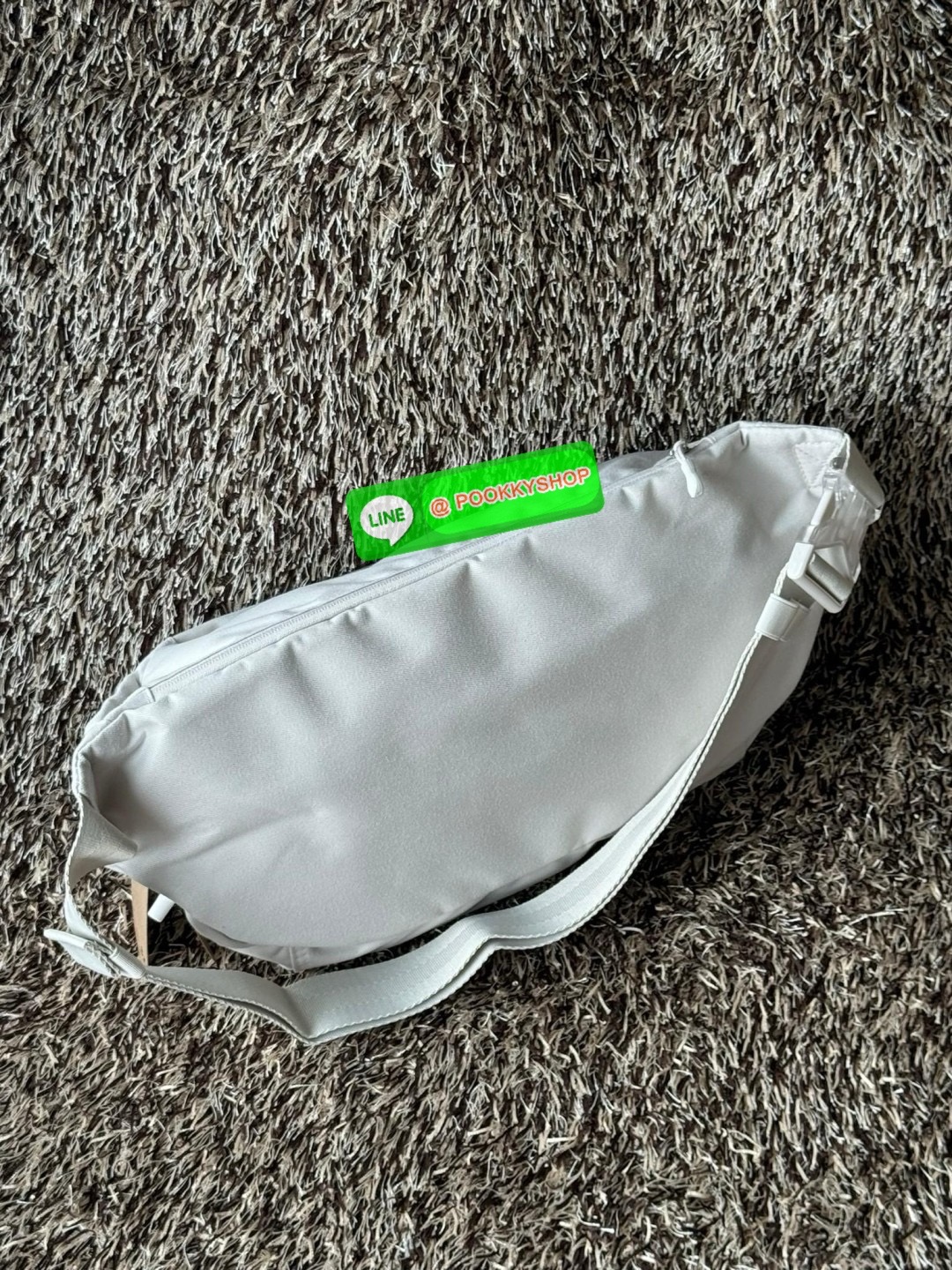 Nike Elemental Waist Bag มีน้ำหนักเบา เพิ่มความคล่องตัว จัดของได้อย่างเป็นระเบียบ ไม่ว่าจะใช้งานในวันปกติ วันที่ไปออกกำลังกาย หรือทริปการเดินป่าแบบสมบุกสมบัน ก็สามารถใช้กระเป๋าใบนี้ได้ เพราะมีความโดดเด่นที่การใช้วัสดุน้ำหนักเบา แต่มีความแข็งแรงและทนทาน ดู