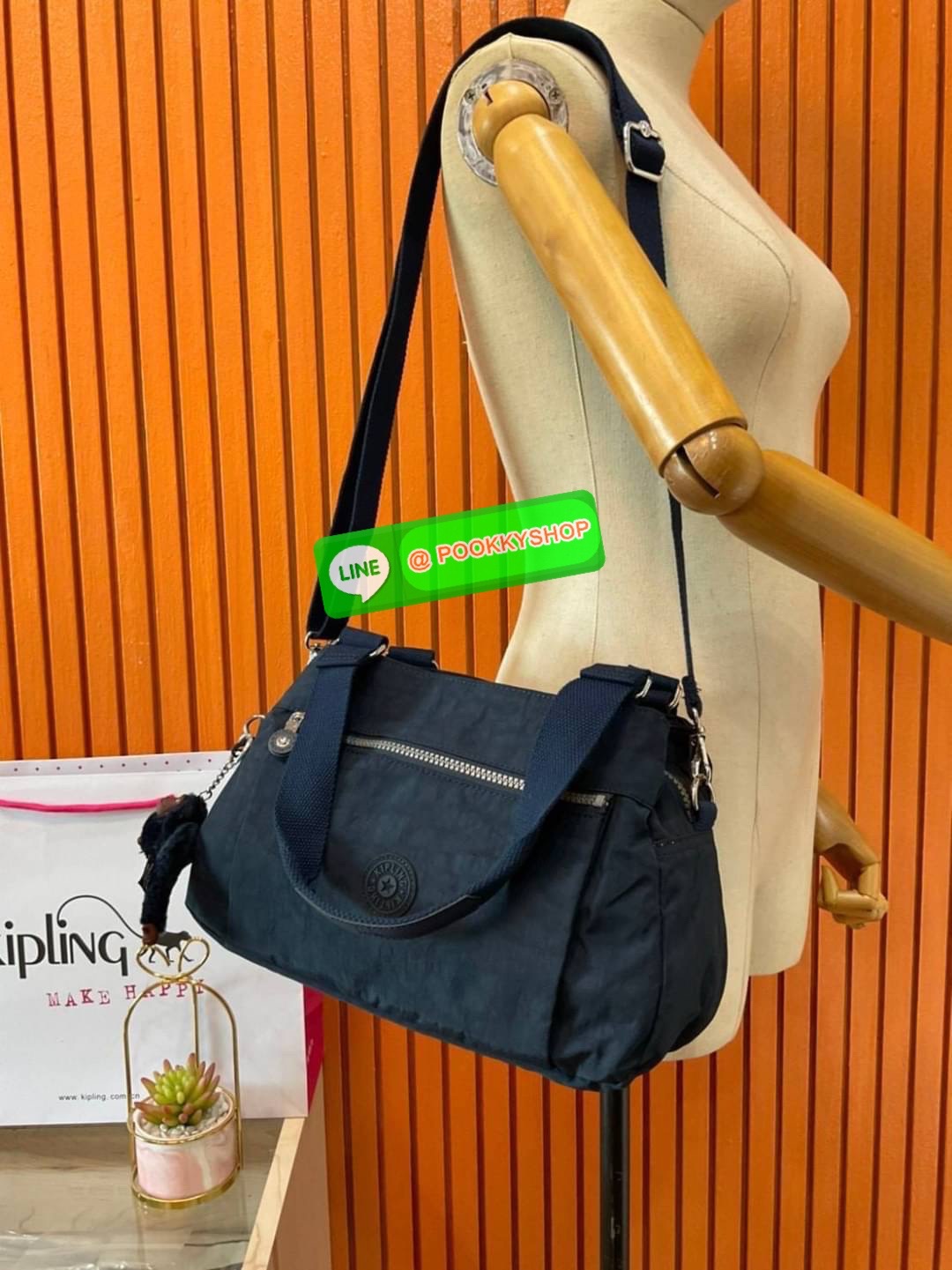 Kipling Damen Orelie Henkeltasche รุ่น K15257 กระเป๋าถือ/สะพาย Crossbody ขนาดกำลังดี หูกระเป๋ายาวสามารถคล้องบ่าได้ วัสดุpolymode100% ผ้ากันน้ำ กระเป๋ามีน้ำหนักเบา มีช่องซิป ด้านหน้า และ ด้านหลัง ภายในแบ่งเป็น 3 ช่องหลักใช้งาน ช่องซิปกลางแยกเป็นสัดส่วน จุข