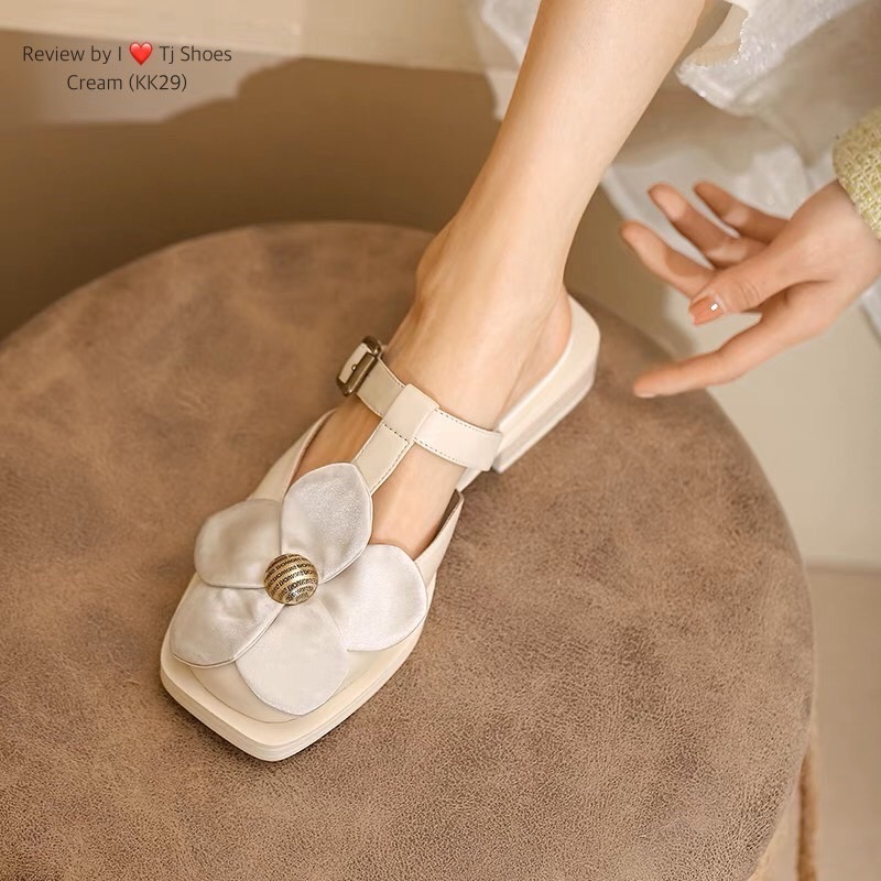 พร้อมส่งรุ่นนี้เก๋มาก ขายดีมากบอกเลยจ้า รองเท้านำเข้า หนังนิ่มมากๆ สวมใส่ง่ายใส่สบาย แต่งด้วยอะไหล่ดอกไม้น่ารักๆ ส้นยางกันลื่นอย่างดี จับแมทกับชุดง่ายใส่แล้วดูเกร๋ดูน่ารักๆมากๆ แถมใส่ได้ตลอด ไม่มีเอ้าท์ ของจริงงานดี สวยตรงปกแน่นอน เพราะทางร้านถ่ายรูปจากสิ