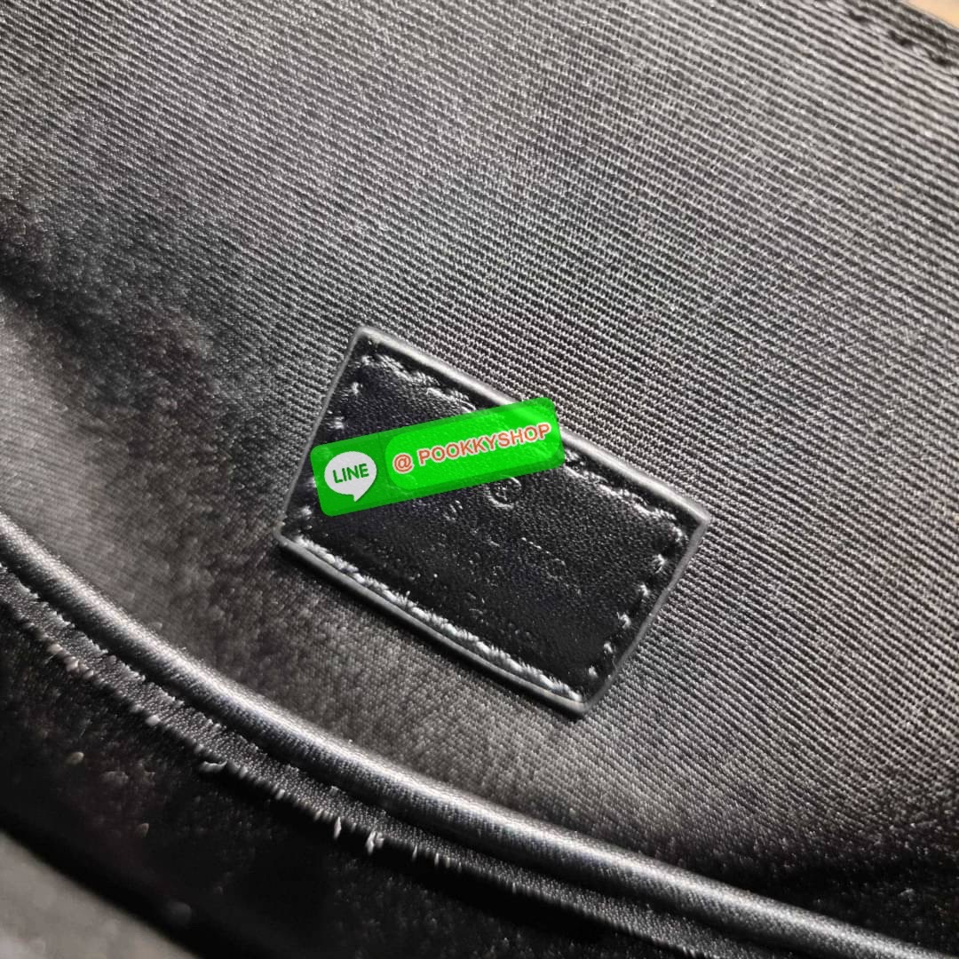 LV bass macassar monogram bag ของใหม่จัดให้หนุ่มๆ จากเคาน์เตอร์ dutyfree กับกระเป๋าสะพายทรงแมสเซ็นเจอร์ ไซส์กำลังดี เหมาะกับหนุ่มๆที่รักความคล่องตัว วัสดุหนังแท้ปั๊มลายเต็มใบ ดีไซน์คลาสสิค เปิด-ปิดด้วยกระดุมแม่เหล็ก ภายในโล่ง ใส่โทรศัพท์ได้ทุกรุ่น ใส่กระเ