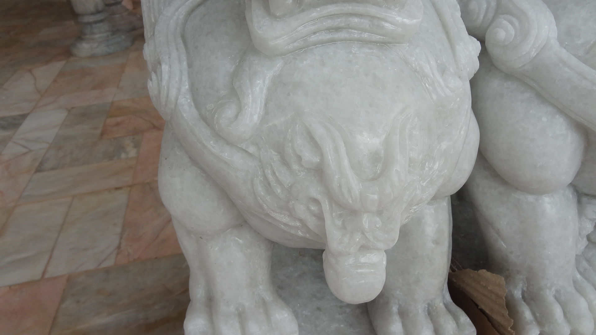 สิงโตหินอ่อนแกะสลัก ความสูง 70 กว้าง 46 ยาว 26 เซนติเมตร