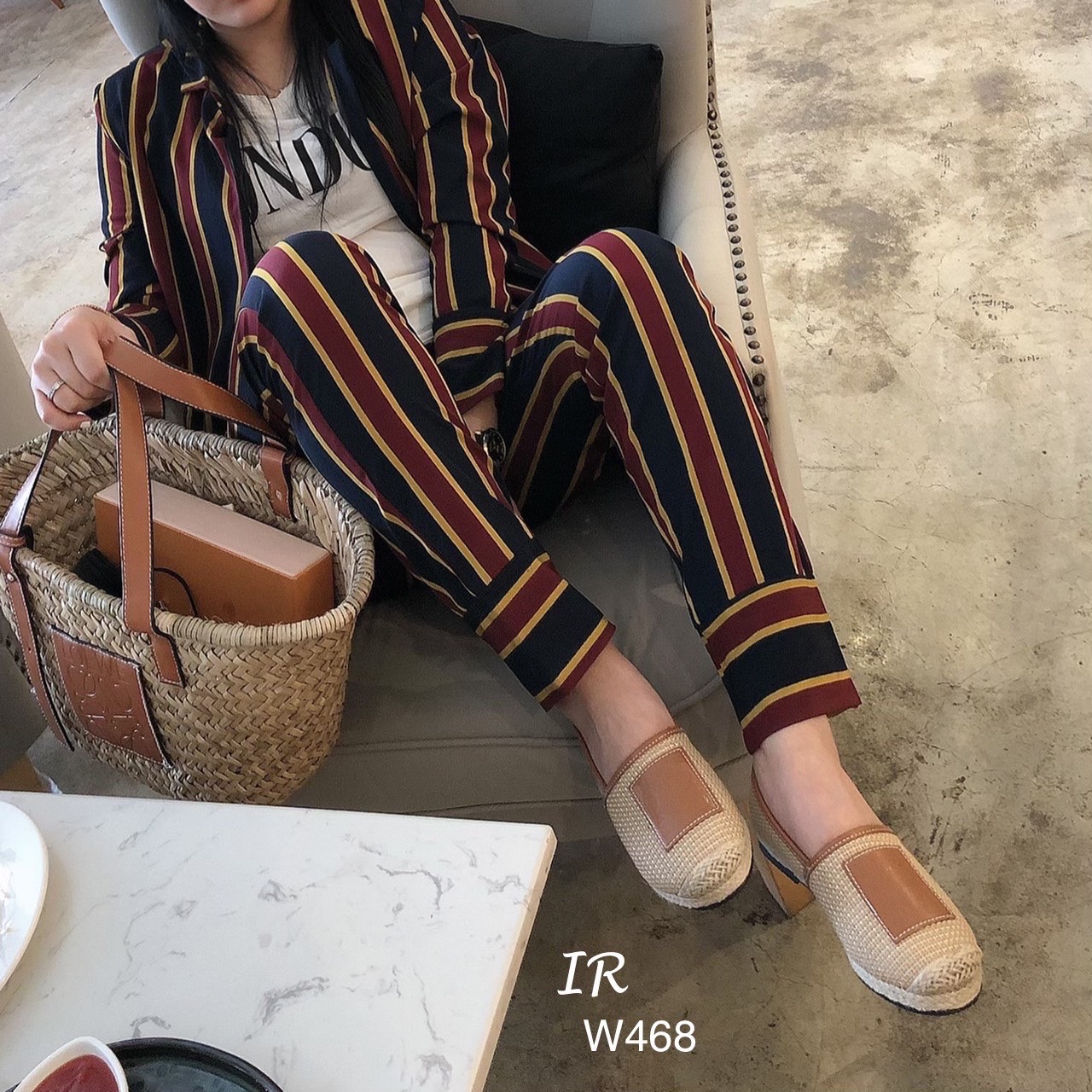 รีพีทแบบขายดี!!! พร้อมส่ง ปีนี้ ใครไม่รู้จัก Loewe คือพลาดมาก แบรนด์ดังจากเยอรมัน สวยมาก แกรนมาก น่ารักมาก ตอนนี้ งานสาน กระสอบคือปังมากคะ ปีนี้