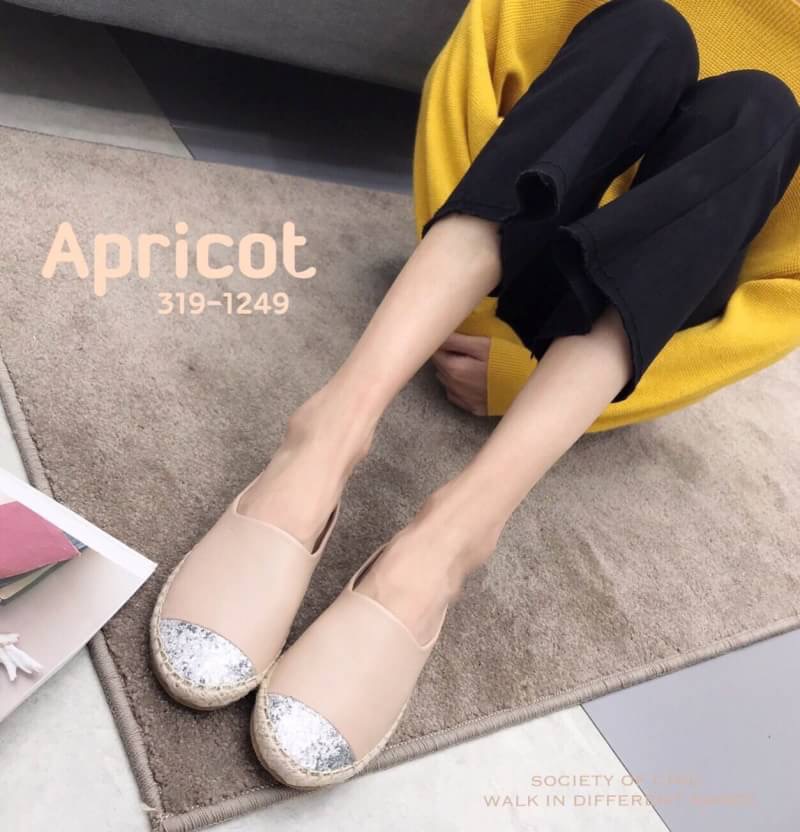 แบบขายดี พร้อมเสิร์ฟ!!! มาแรงสุดๆกับรองเท้า เปิดส้น หนังนิ่ม หัวกลมแต่งกากเพชร ใส่ไดดตลอดไม่มีเอาท์ match กับชุดได้หลากหลายสไตล์ พื้นนิ่มสวมใส่สบาย ห้ามพลาดเลยคร้าาา รองเท้าสวยพร้อมเสิร์ฟที่นี่ที่เดียวค่ะ