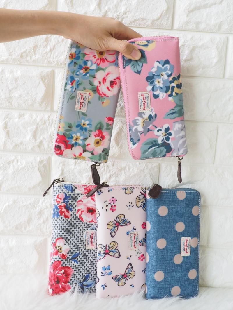 กระเป๋าสตางค์ใบยาว ลายเข้าใหม่ ✔️ทรงยาว 1 ซิบ เสริมดวงให้เก็บเงินได้ดี ✔️ใส่ธนบัตรได้ไม่ต้องพับ เรียงกันสวยงาม ✔️8 ช่องใส่บัตร + 2 ช่องใหญ่ ✔️1 ช่องซิบใส่เหรียญ