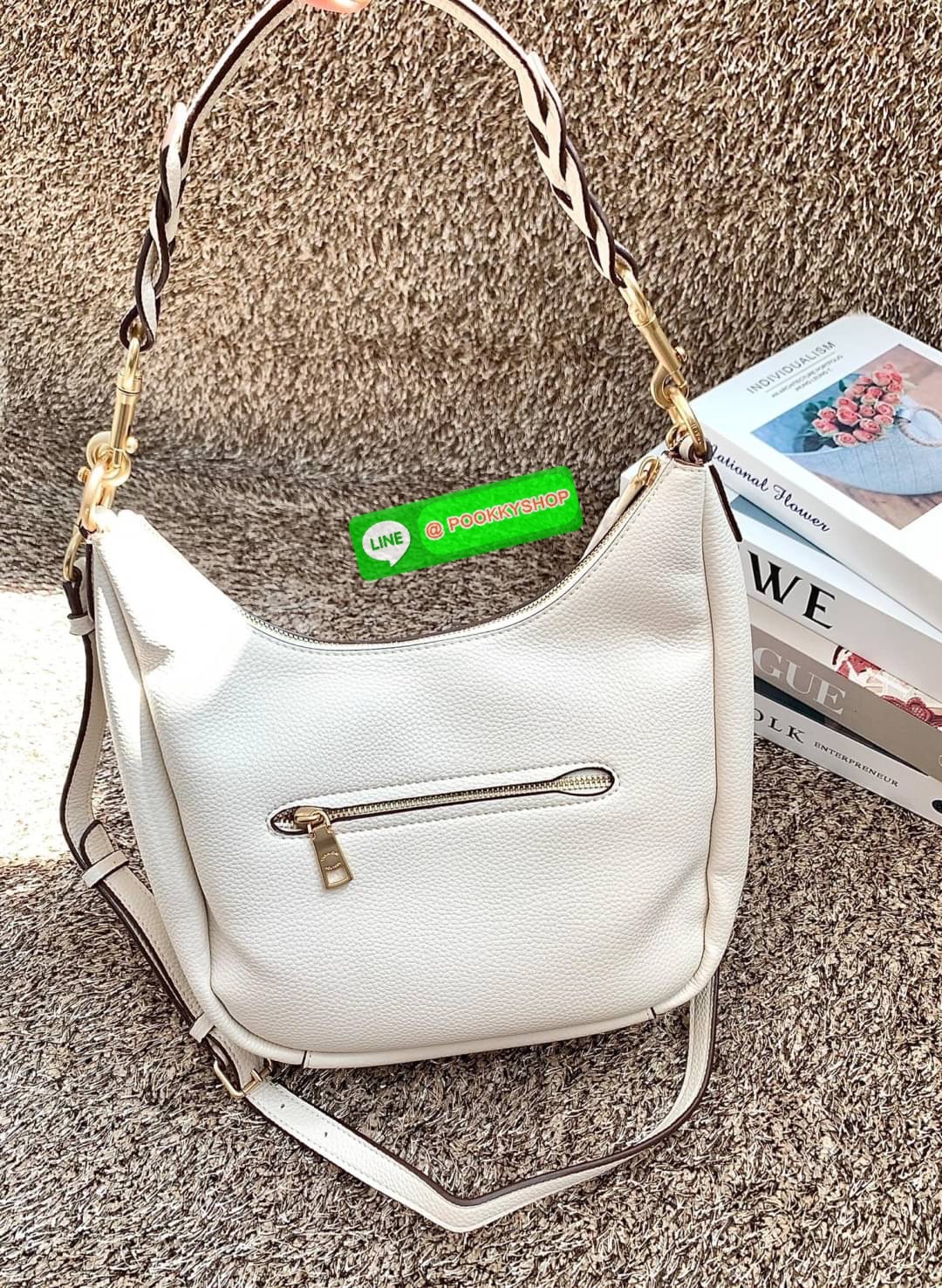 COACH JULES HOBO BAG ((C9189//9190)) 🌍พร้อมส่งที่ไทย! ต้องบอกก่อนว่าหนังรุ่นนี้อย่างดี นิ่มมากๆ สัมผัสแล้วรู้สึกละมุน กับกระเป๋าใบใหญ่ ทรงสวย เปิดปิดกระเป๋าแบบซิปมีหนังห้อยเพิ่มความเก๋ตรงหัวซิปค่ะ ภายในกระเป๋ากว้างมาก ใส่สัมภาระได้ครบครัน หายห่วงเ