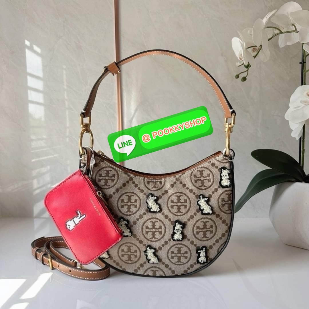 TORY BURCH Mini T Monogram embroidered Rabbit crescent Bag 🐇 คอลเลคชั่นกระต่ายสุดร้อนแรงแห่งปี คอลเลคชั่นทีบ่งบอกสไตล์ที่ทันสมัยทรงครึ่งวงปักลายกระต่ายบนกระเป๋าสุดน่ารัก โด่ดเด่น วัสดุผ้าแจคการ์ดตัดหนังแท้ เปิดปิดด้วยซิป มาพร้อมกระเป๋าใส่เหรียญใบเ