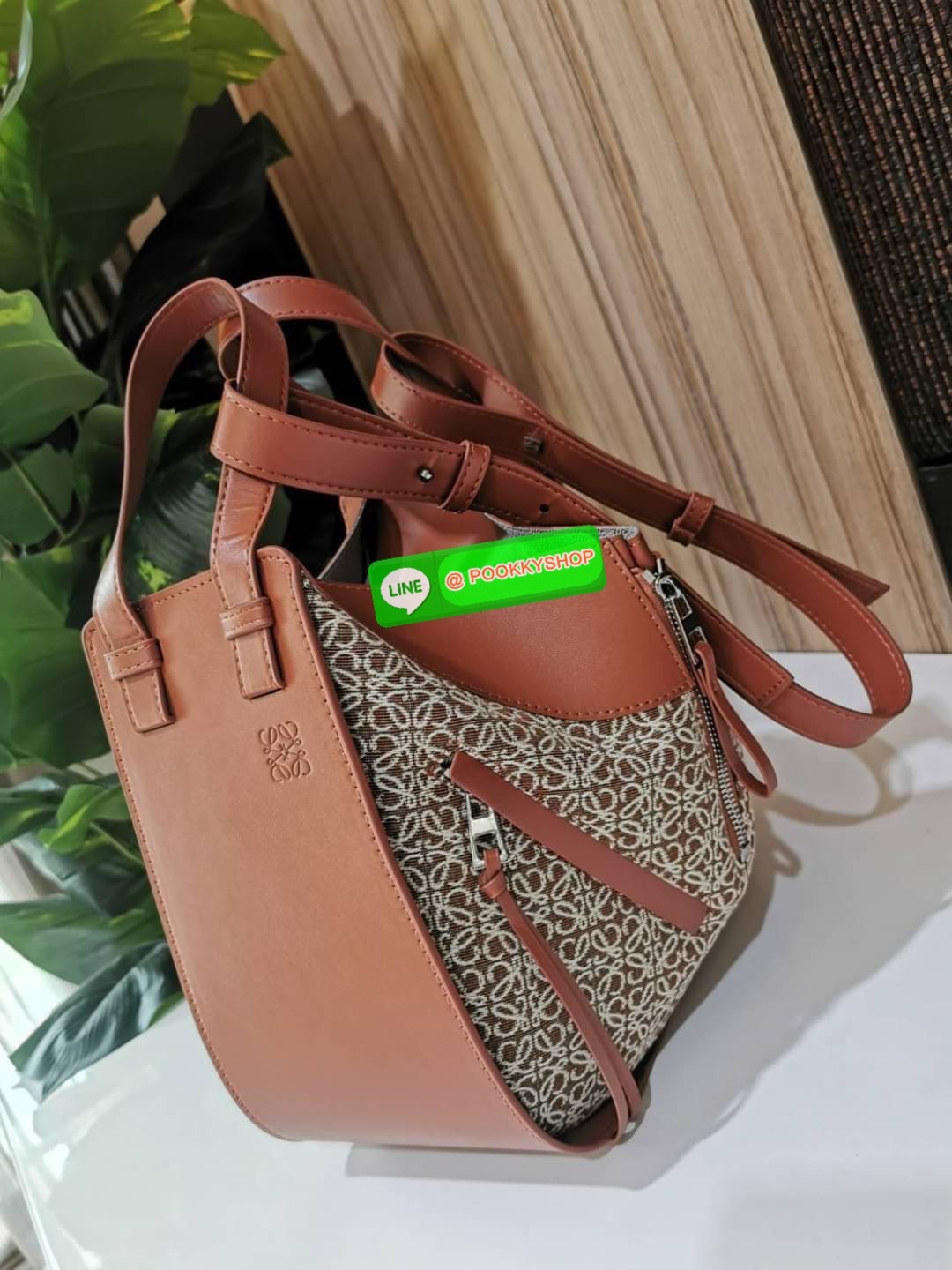 ✴️ห้ามพลาด!✴️NEW ARRIVAL! LOEWE ANAGRAM SHOULDER BAG GIFT WITH PURCHASE (GWP) กระเป๋าถือหรือสะพายพรีเมี่ยมกิ๊ฟ Limited จาก LOEWE PERFUME DUTYFREE COUNTER รุ่นหายากสุดเลอค่าวัสดุ Anagram Canvas ตัดหนังแท้ Calfskin สุดคลาสสิค ขนาดกำลังดี น้ำหน