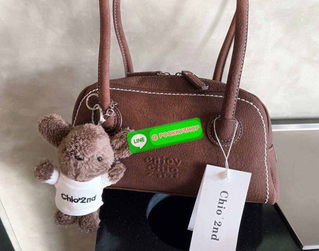 Chio’2nd Suede leather handbag//shoulder bag 💼 💋พร้อมตุ๊กตาหมีแบรนด์ตามรูปหนึ่งตัวค่ะ! 🔖พร้อมส่ง! น้องมากับความน่ารักและเบาเงินในกระเป๋าอีกเช่นเคย ✔️รุ่นนี้ใช้หนังกลับอย่างดีกึ่งกำมะหยี่ ลายหนังสวยมากๆ มีความนิ่มและเบาค่ะ &#