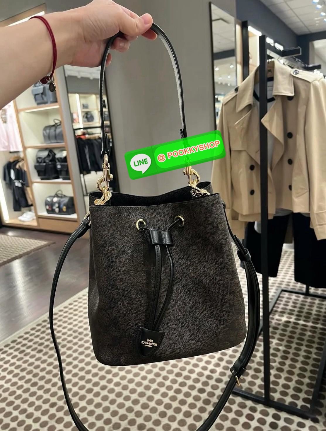 Coach Roan Bucket Bag Signature Canvas CBH07 กระเป๋าทรงบัคเก็ตใบเก๋ ดีไซน์คลาสสิก ลายซิกเนเจอร์สุดฮิต ใส่ได้ทุกโอกาส มาพร้อมสายสะพายปรับได้ ถอดได้ ใช้งานได้ทั้งสะพายไหล่ / crossbody / handheld