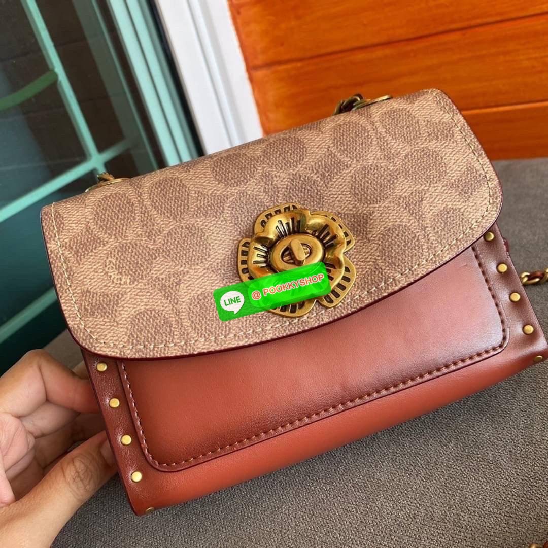 COACH PARKER 18 IN SIGNATURE CANVAS WITH RIVETS (COACH 30592) มาแล้วแม่ รุ่นที่สาวๆเรียกร้องถามหากันบ่อยๆ สุดหรูดูไฮโซมากแม่ ใครได้ไปรับรองหลงรักไม่ผิดหวังคะ วัสดุหนังแท้ สลับหนังแคนวาส รูปทรงสวย ตัวล๊อคกระเป๋าเป็นรูปดอกไม้ด้านหน้าที่เป็นเอกลักษณ์ มาพร้อม