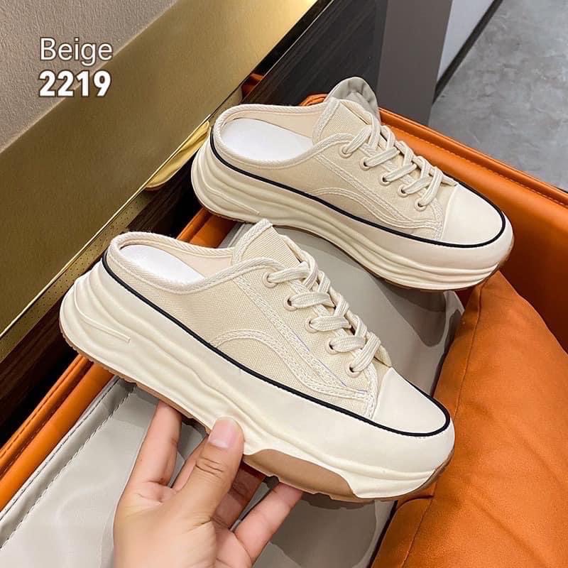 พร้อมส่งคะ รองเท้าผ้าใบเปิดส้น สไตล์เกาหลีมาใหม่ สวยยืน1 🥇มาแล้วจ้า ทรงสวยอย่างดี งานเกร๋เรียบหรูดูแพง ตัวนี้ห้ามพลาด ใส่สบายจะแมตช์กับกางเกง👖หรือกระโปรง👗ก็ได้ค่ะ แม่ค้าคอนเฟริม ห้ามพลาดเลยจ้าตัวนี้แนะนำ อย่าช้ารีบเลย