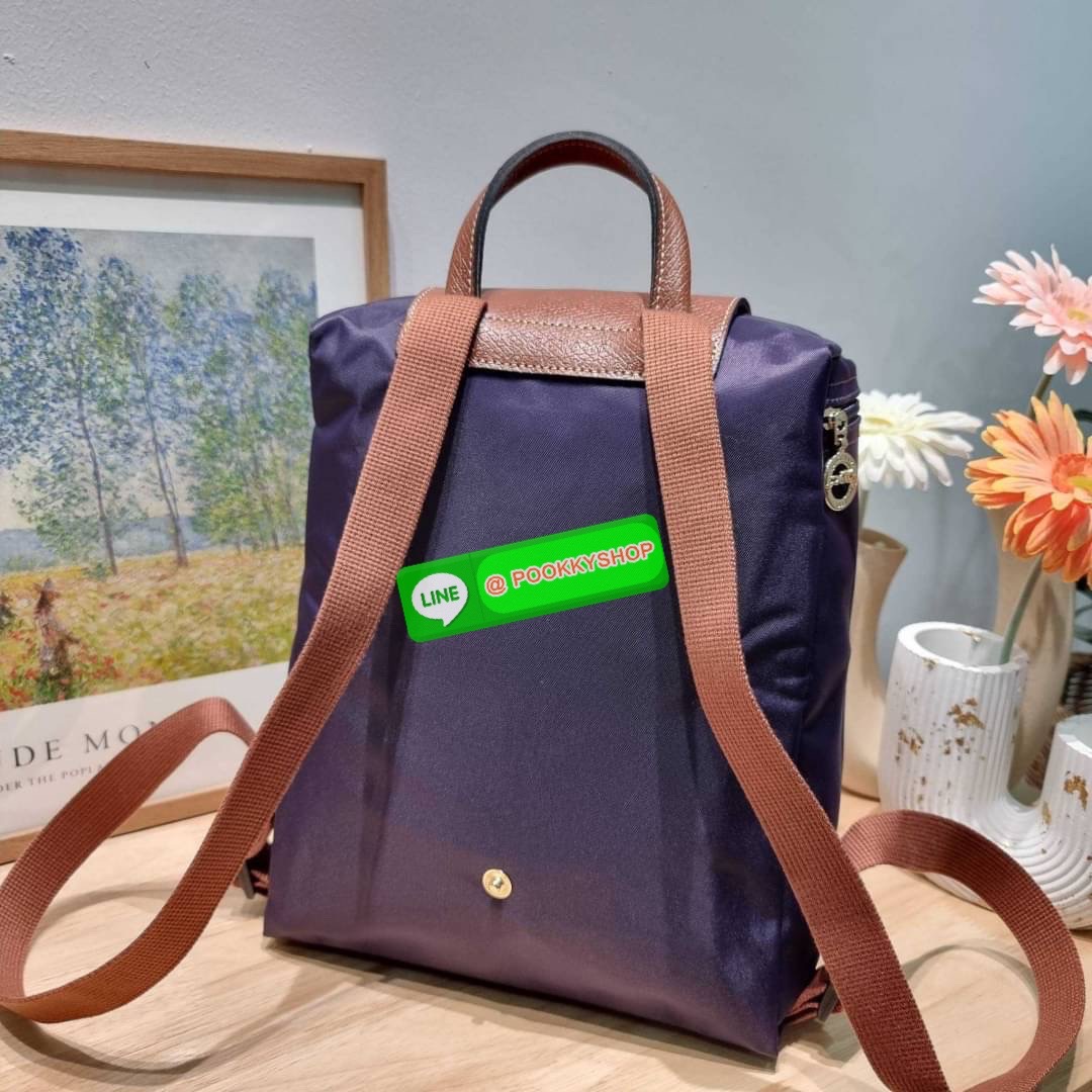 Longchamp le pliage original backpack 🔆 Details สวยคลาสสิคต้องไม่พลาด กับกระเป๋าสะพายทรงเป้ ขนาดกำลังดี น้ำหนักเบา ดีไซน์เรียบง่าย แต่ดูแพง ปากกระเป๋าออกแบบให้มีฝาปิดและซิปแน่นหนา สายสะพายสามารถปรับใช้ตามชอบ ภายในโล่งกว้าง จุของได้สบายๆ พกพาไปไหนก