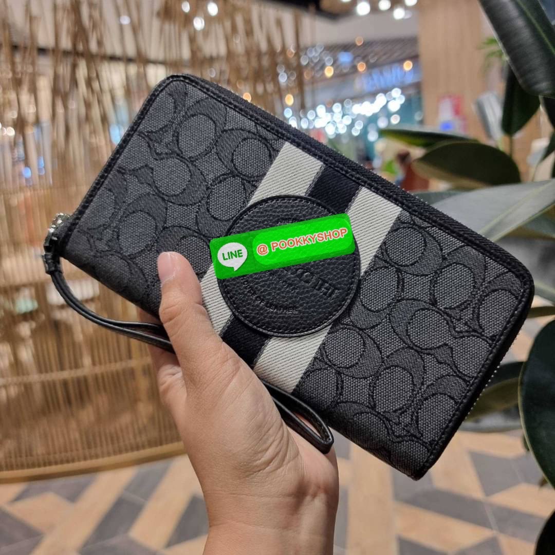 COACH C9073 DEMPSEY LARGE PHONE WALLET IN SIGNATURE JACQUARD WITH STRIPE AND COACH PATCH พร้อมเสิร์ฟความเลิศหรู กับคอลใหม่ล่าสุด กระเป๋าสตางค์ใบยาวกึ่งคล้องมือ สีสุดละมุน ถือใช้คือขับผิวสุด!! วัสดุผ้า jacquard สลับหนัง pepble มาพร้อมสายคล้องมือในตัว กันหล
